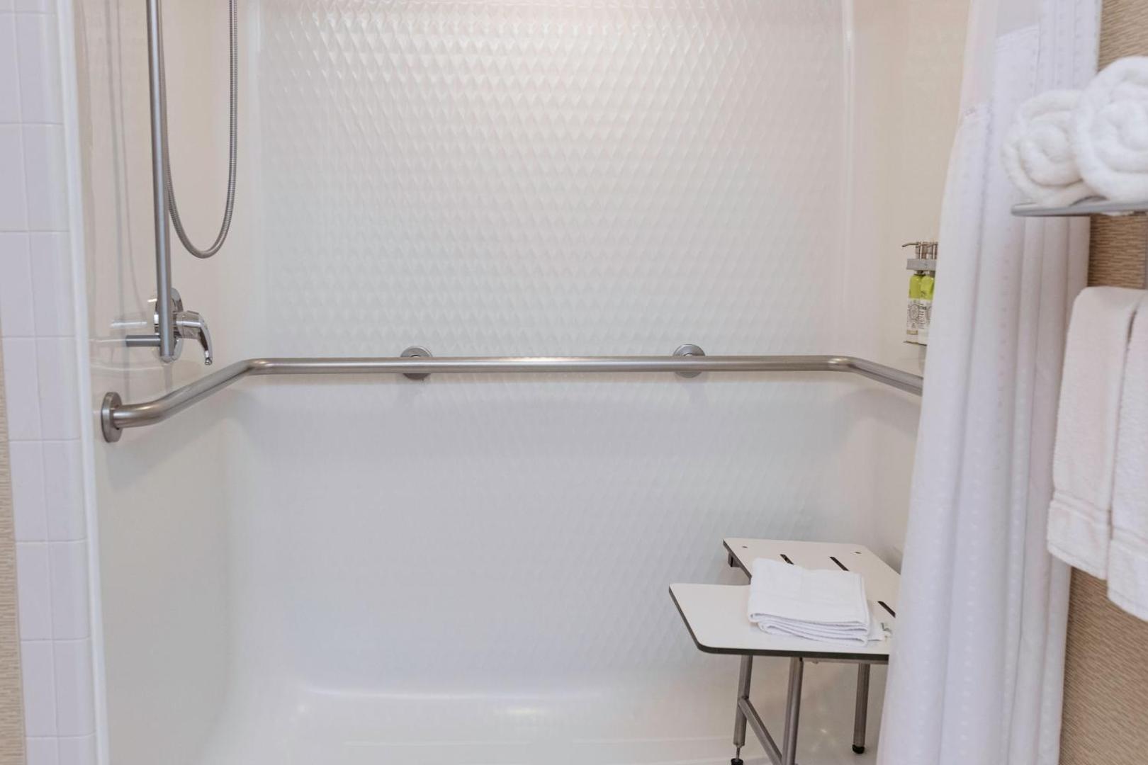 Holiday Inn Express & Suites Olathe North