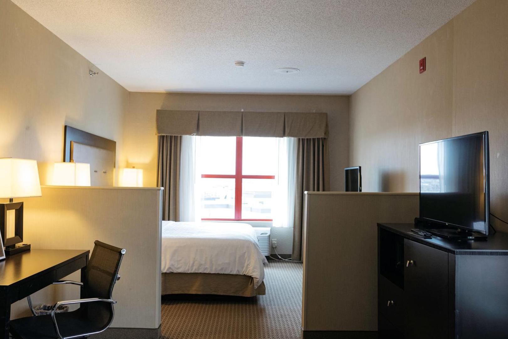 Holiday Inn Express & Suites Olathe North