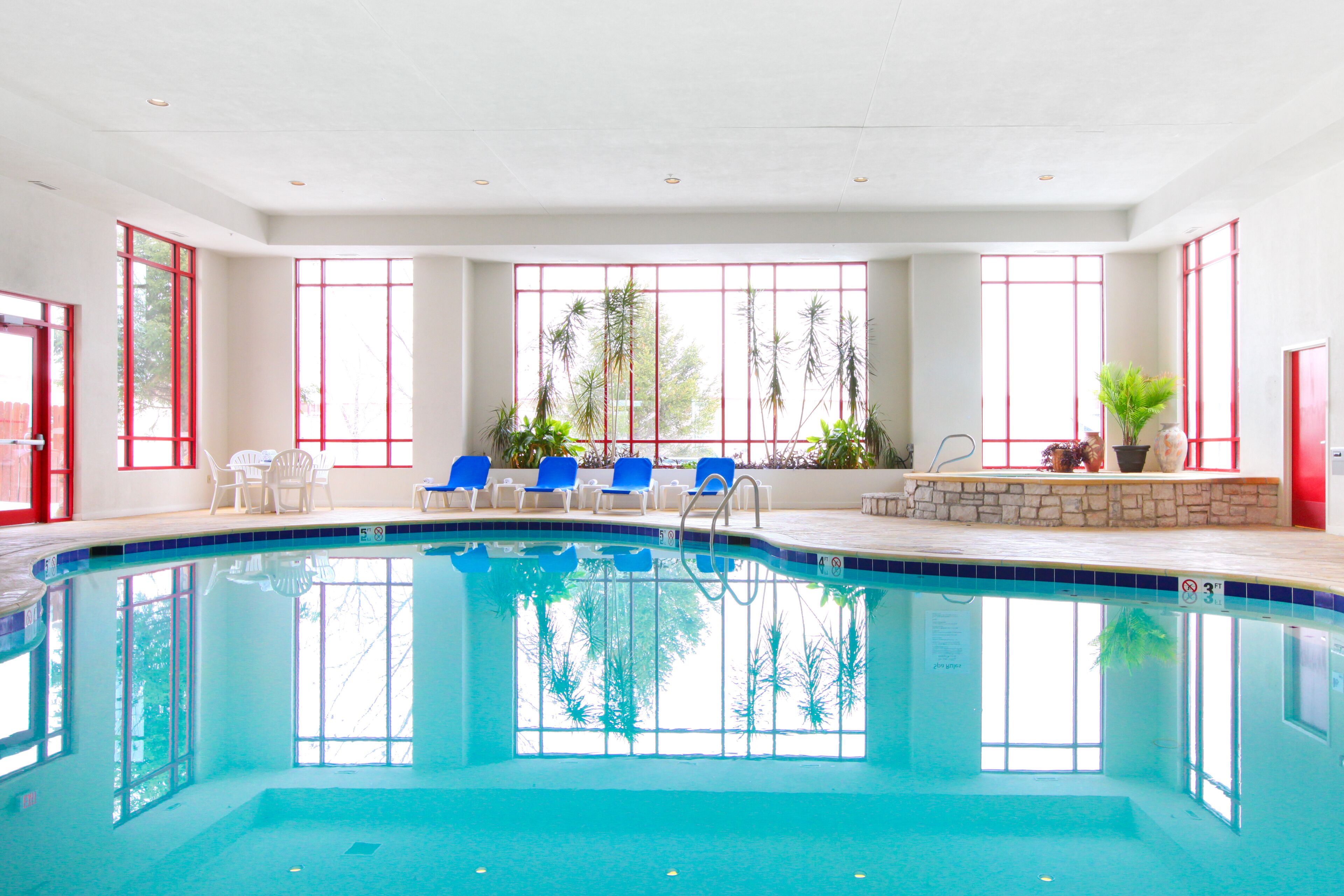 Holiday Inn Express & Suites Olathe North