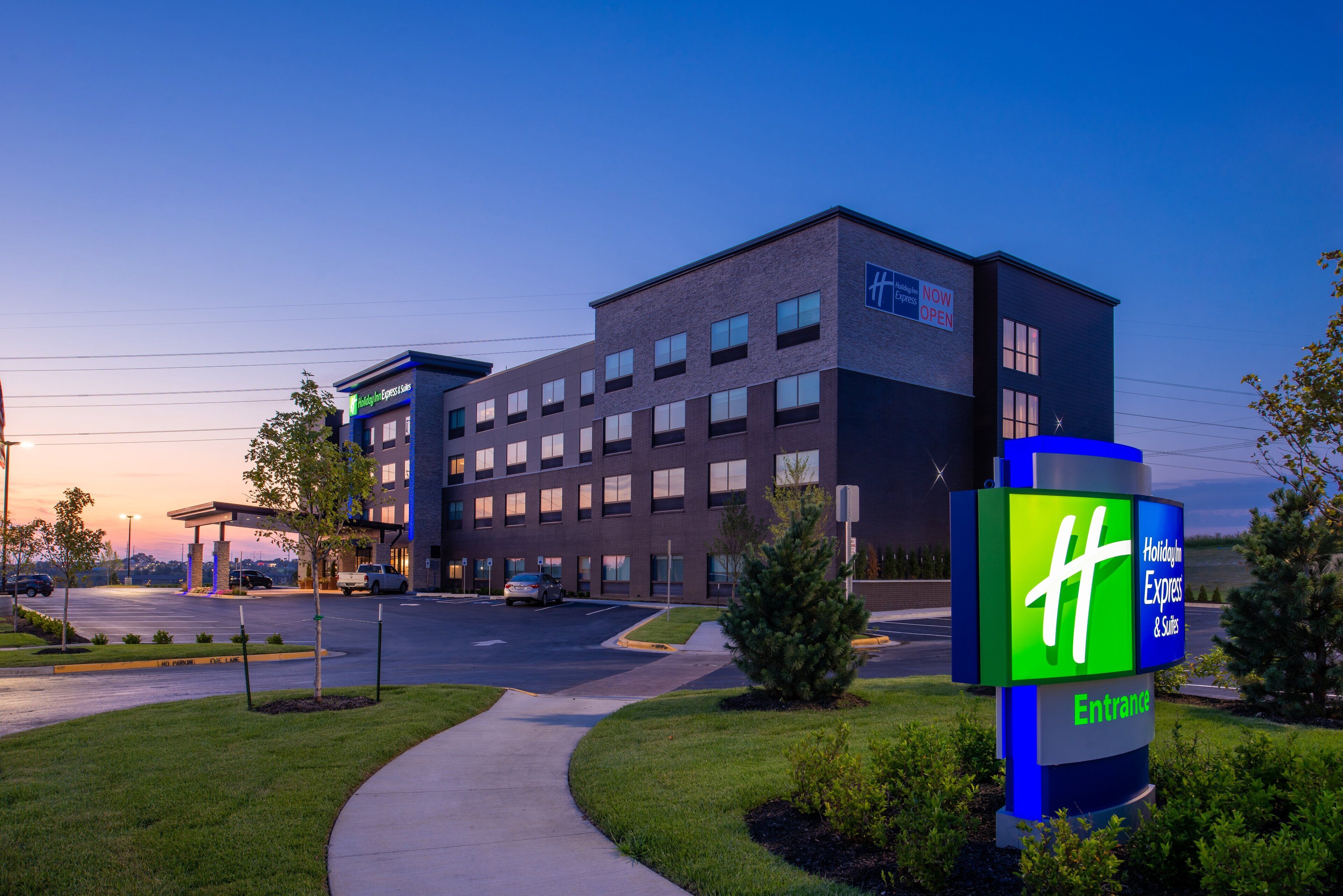Holiday Inn Express & Suites Olathe West