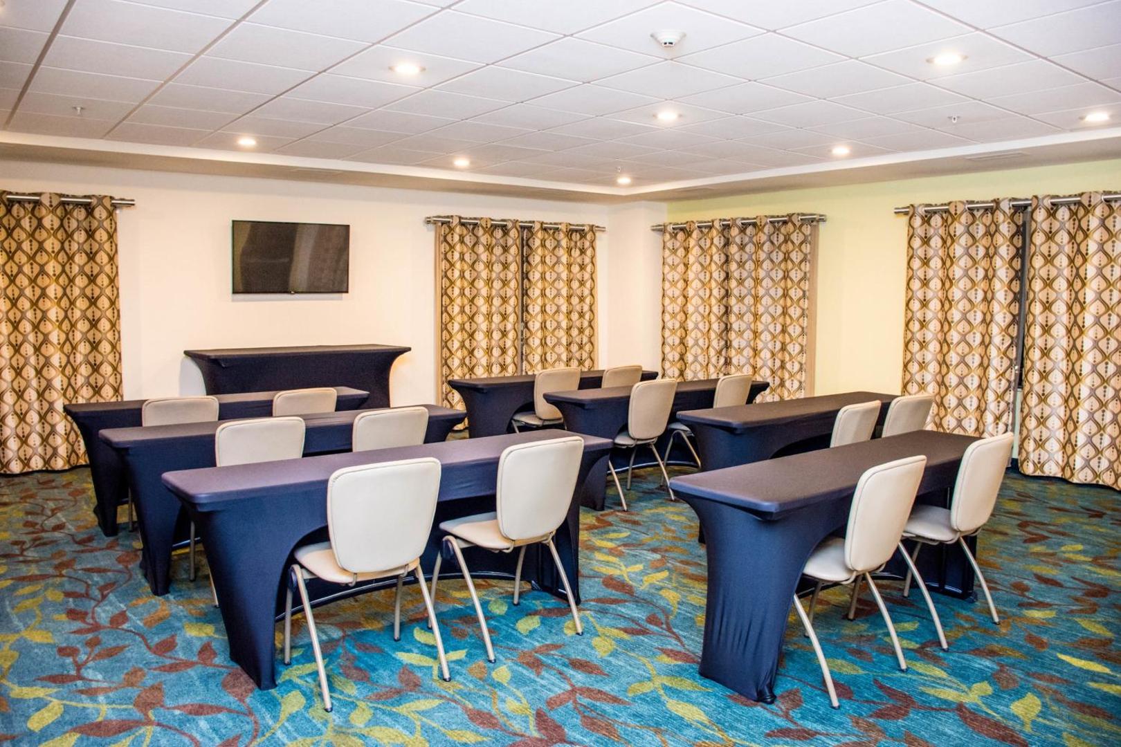 Candlewood Suites Overland Park - W 135th St.