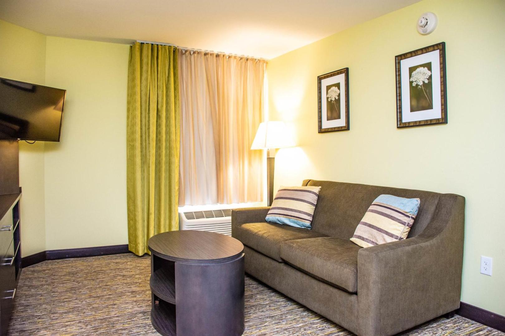 Candlewood Suites Overland Park - W 135th St.