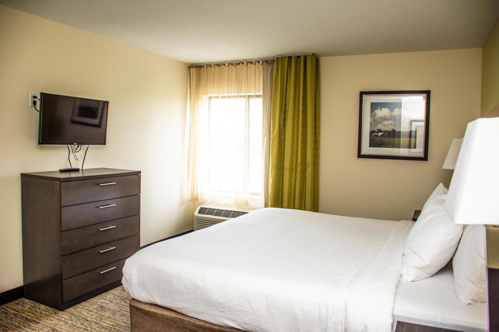 Candlewood Suites Overland Park - W 135th St.