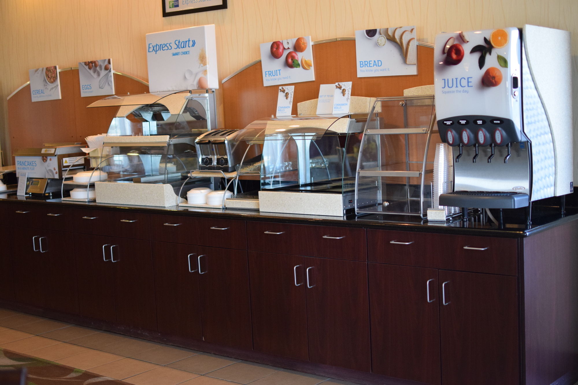 Holiday Inn Express Hotel & Suites Pratt