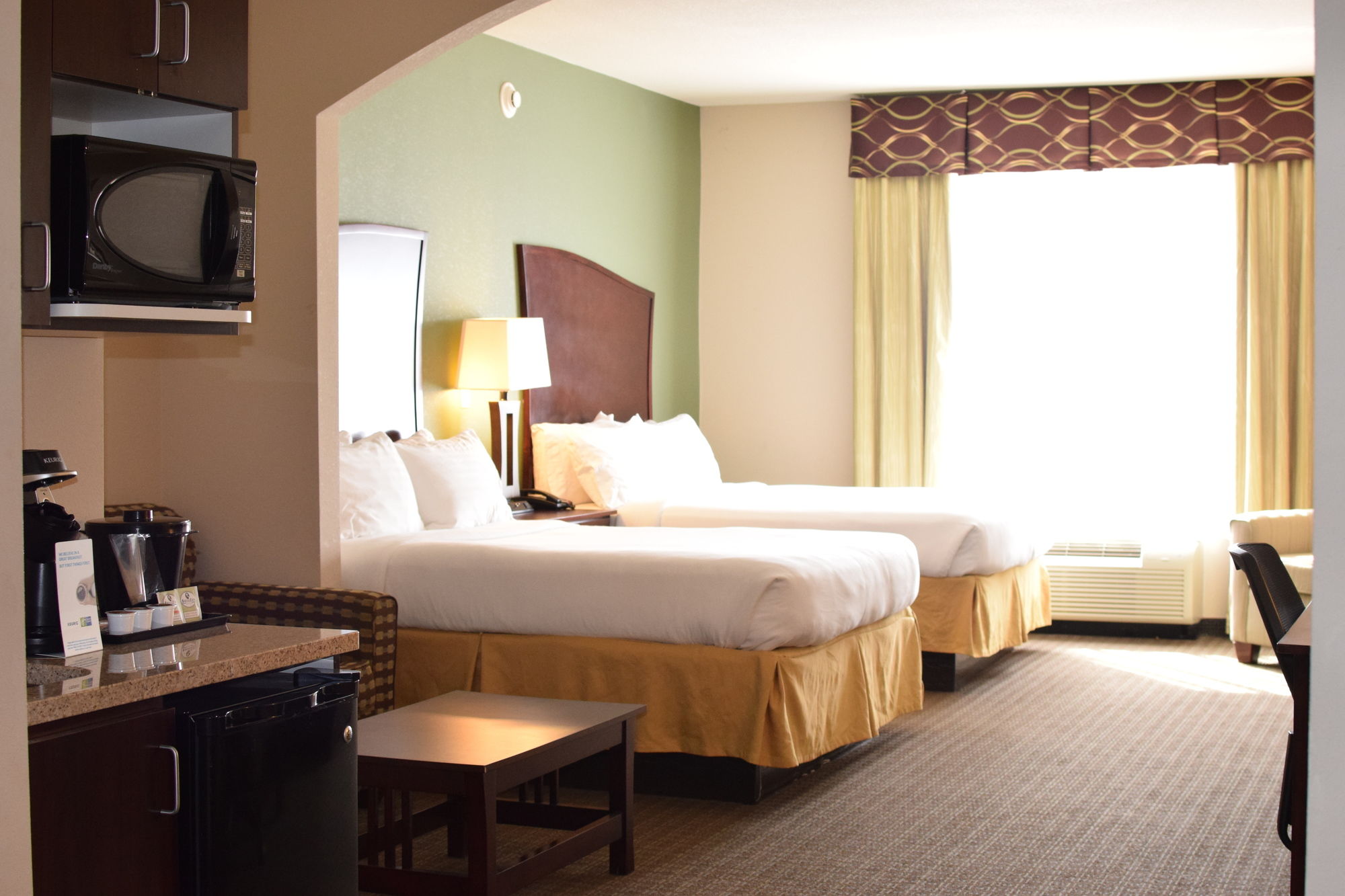 Holiday Inn Express Hotel & Suites Pratt