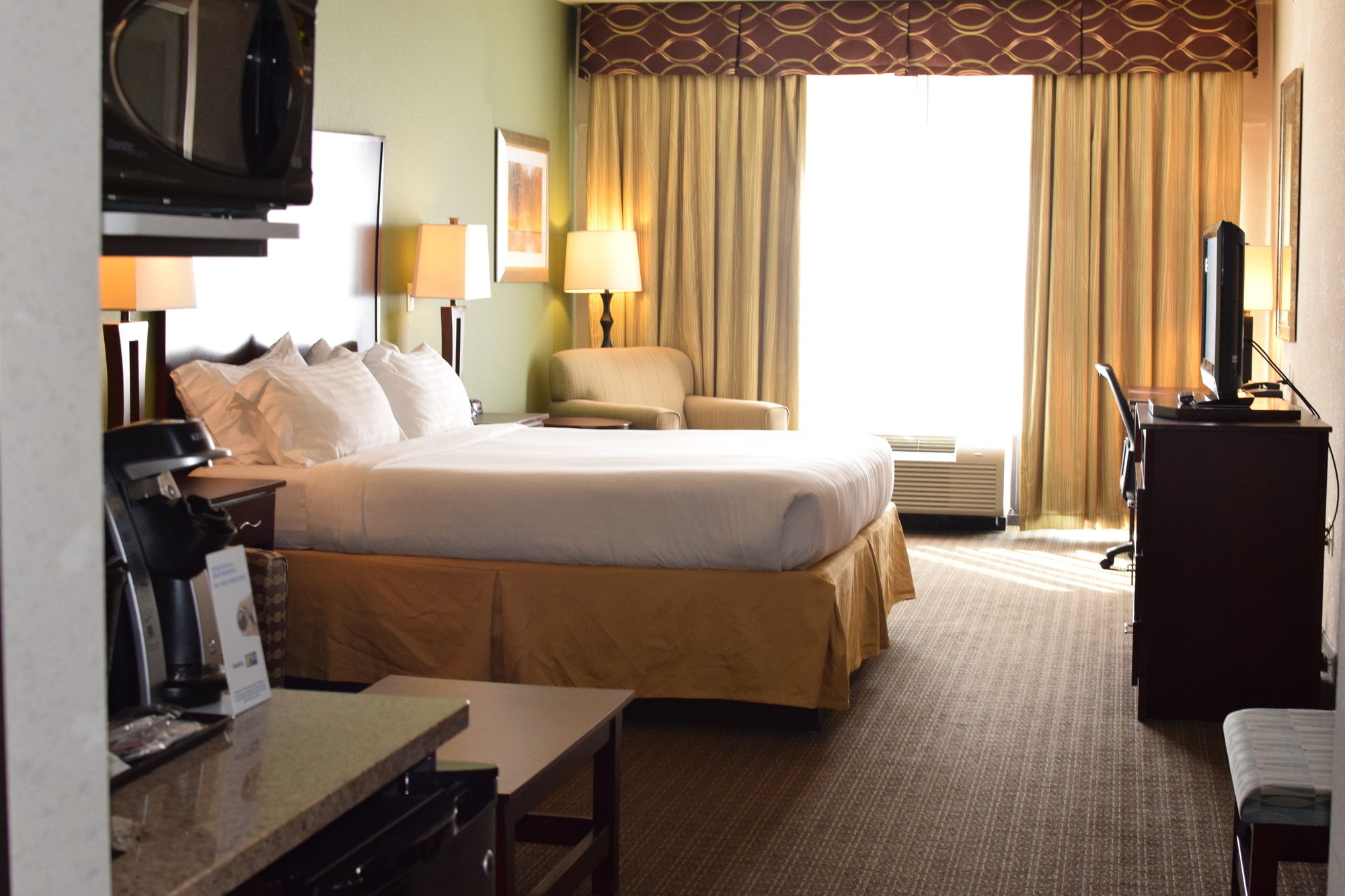Holiday Inn Express Hotel & Suites Pratt