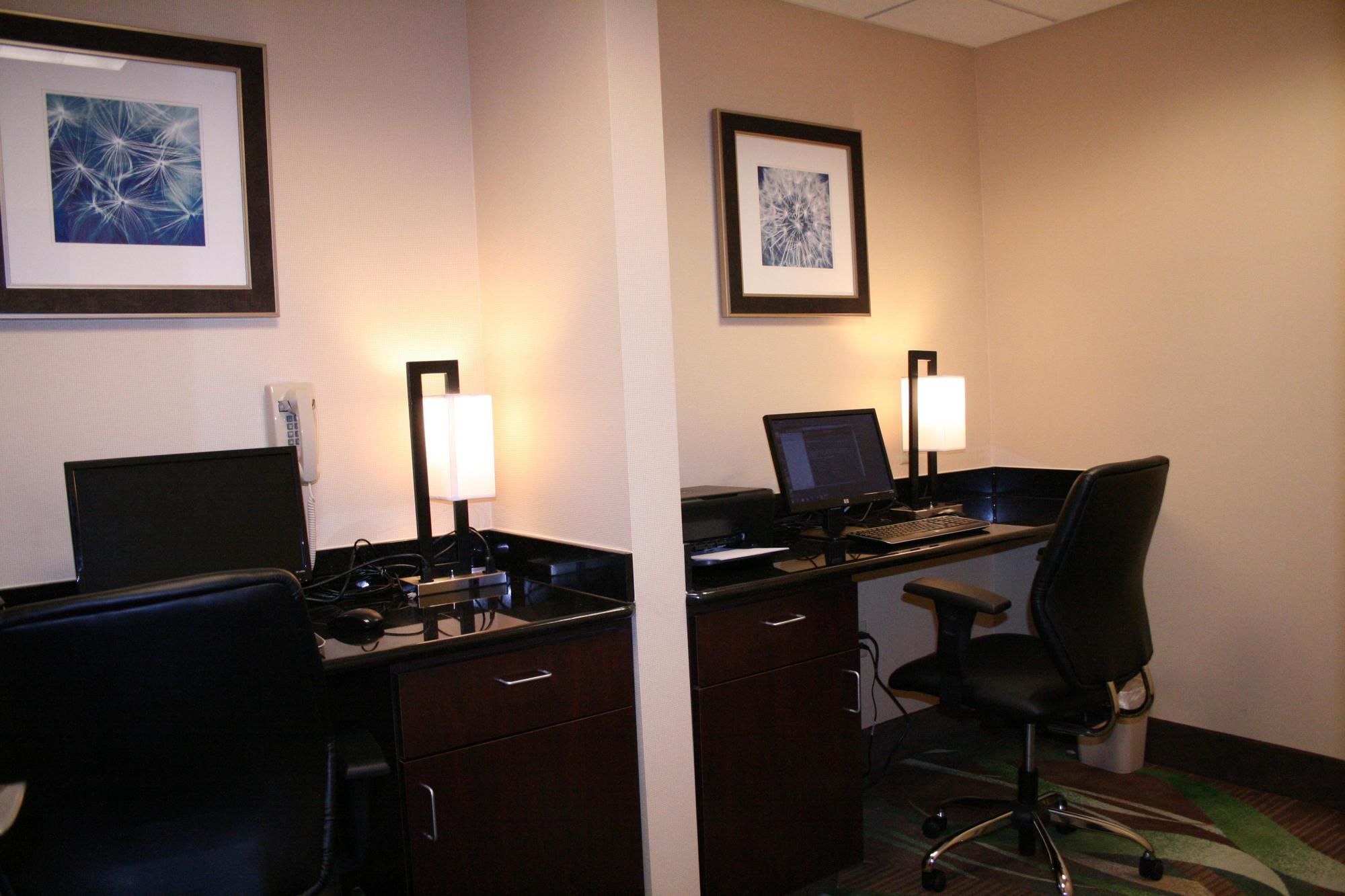 Holiday Inn Express Hotel & Suites Pratt