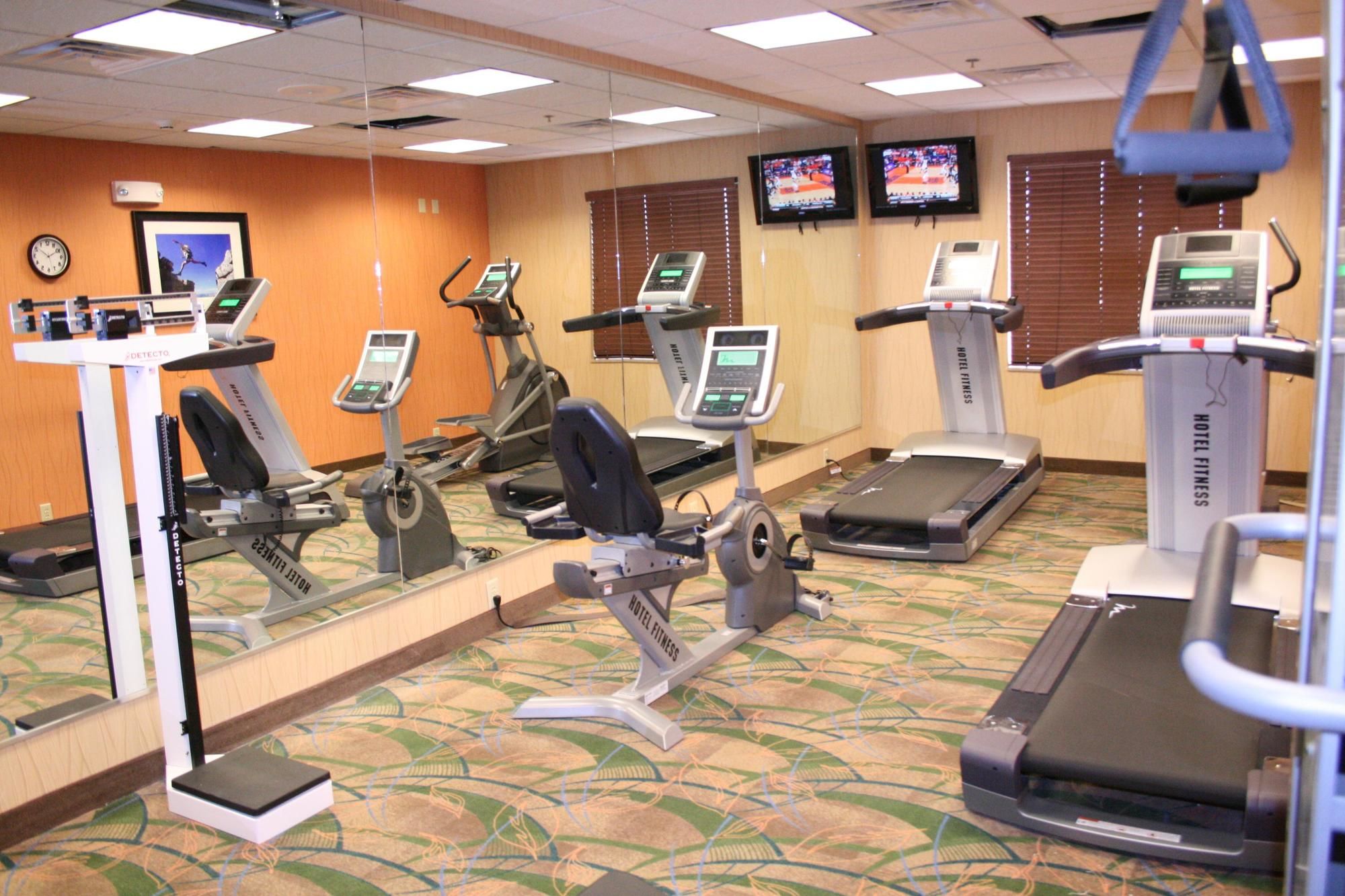 Holiday Inn Express Hotel & Suites Pratt