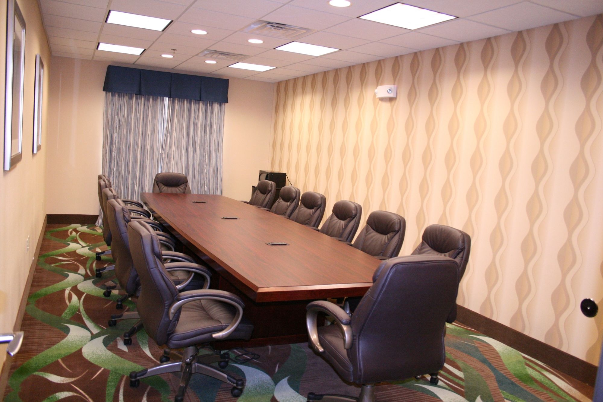 Holiday Inn Express Hotel & Suites Pratt