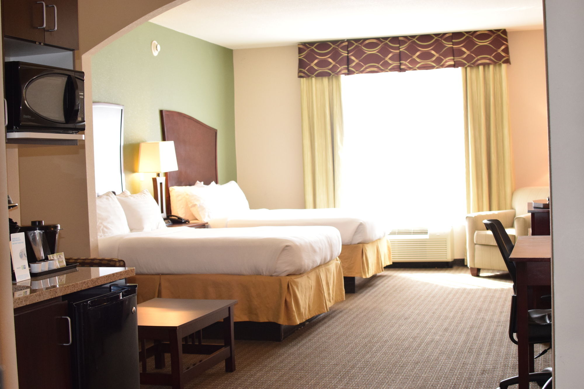 Holiday Inn Express Hotel & Suites Pratt
