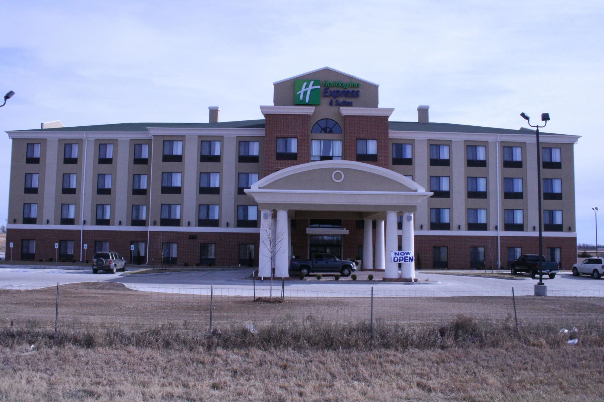 Holiday Inn Express Hotel & Suites Pratt