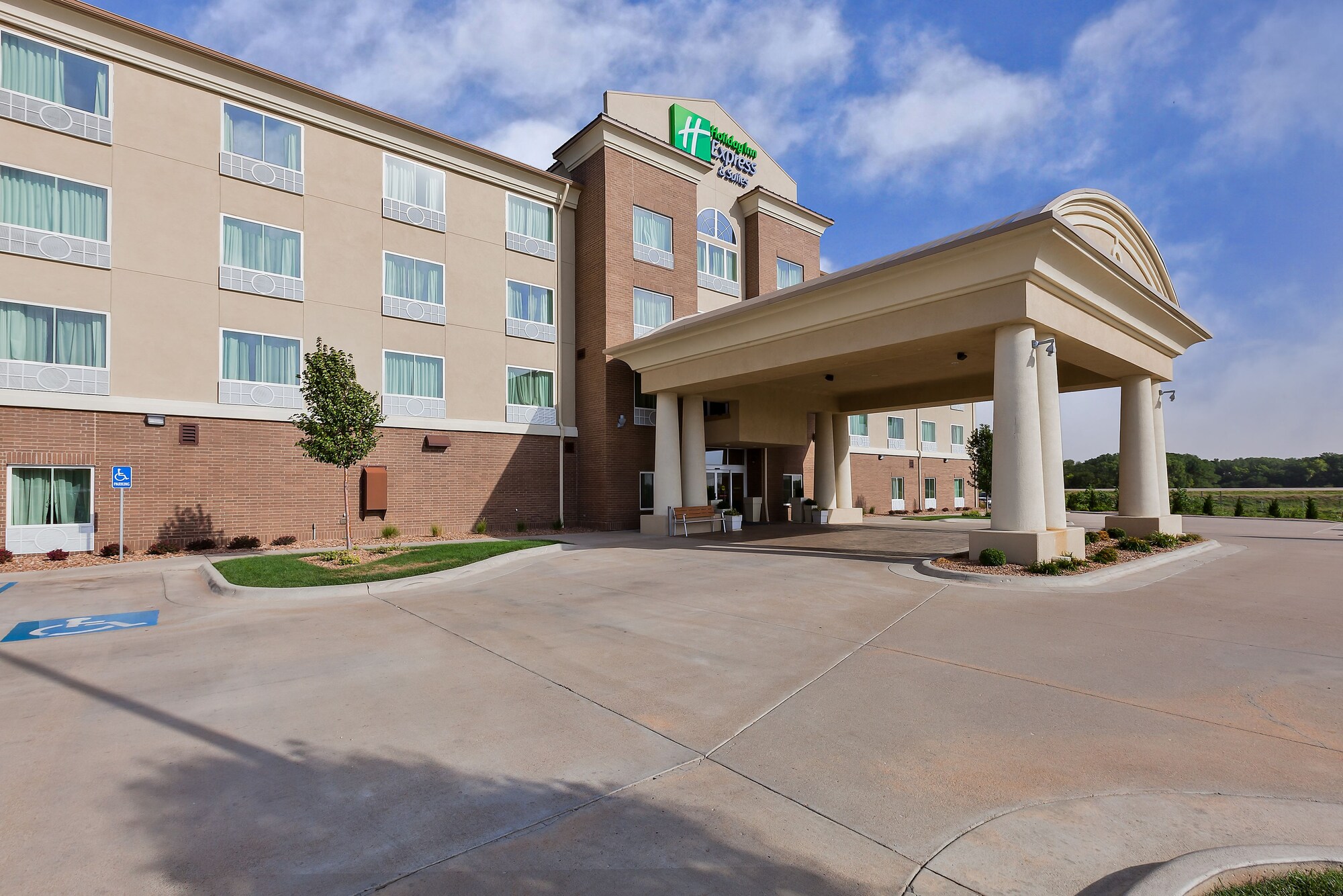 Holiday Inn Express & Suites Salina