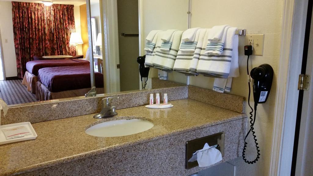 Red Carpet Inn and Suites Salina