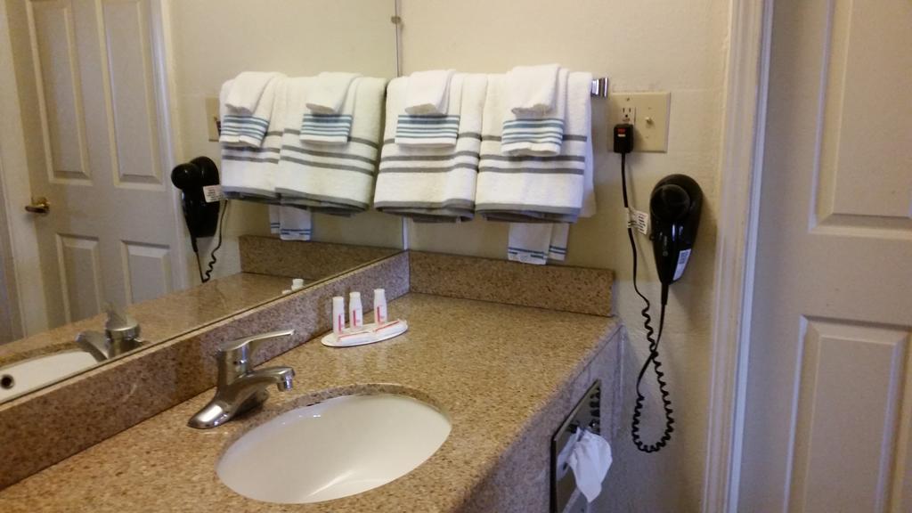 Red Carpet Inn and Suites Salina