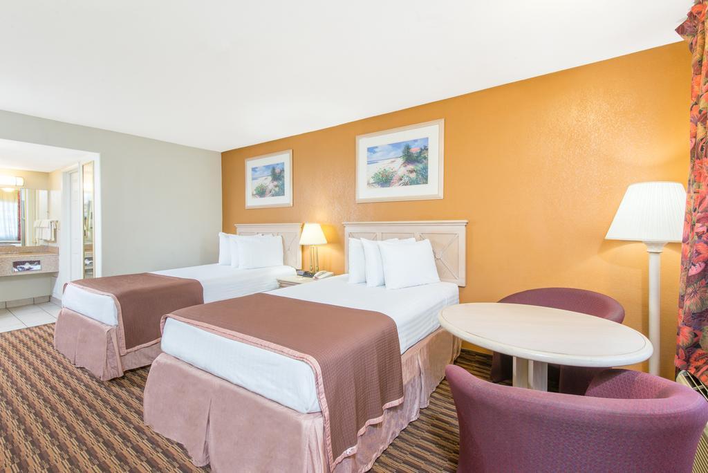 Red Carpet Inn and Suites Salina