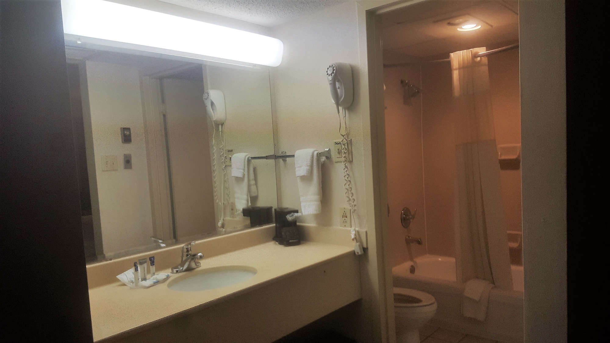 Salina Ambassador Hotel & Conference Center