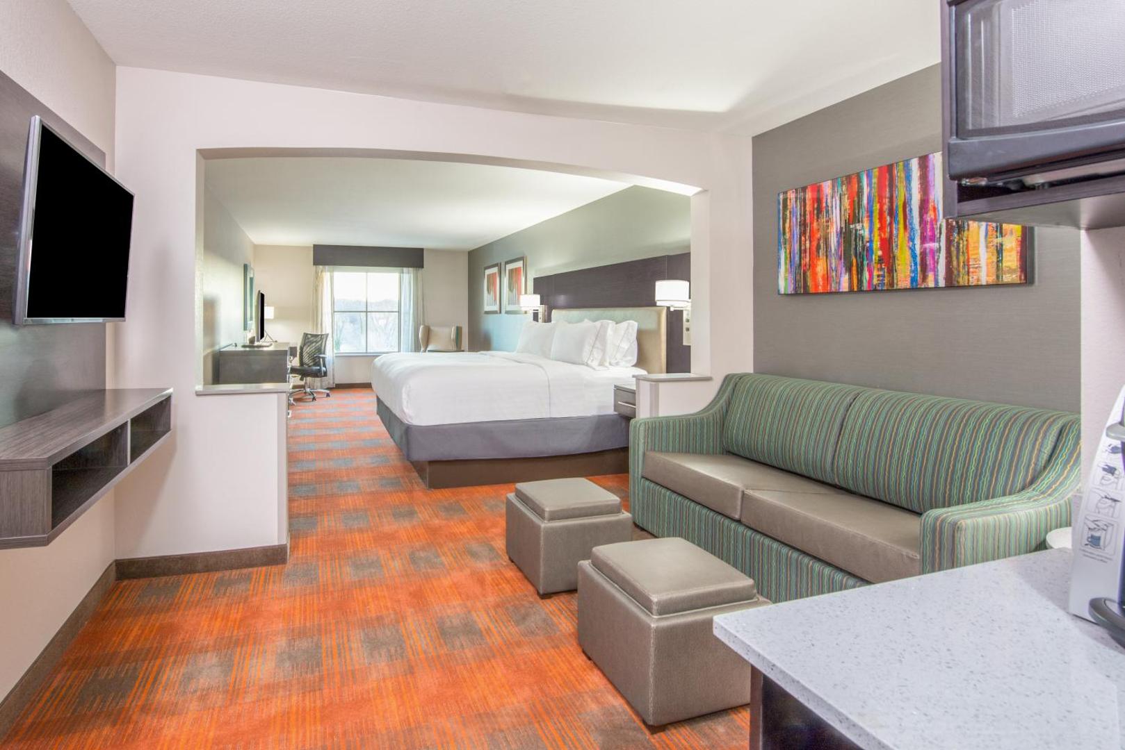 Holiday Inn Express & Suites Shawnee Kansas City West