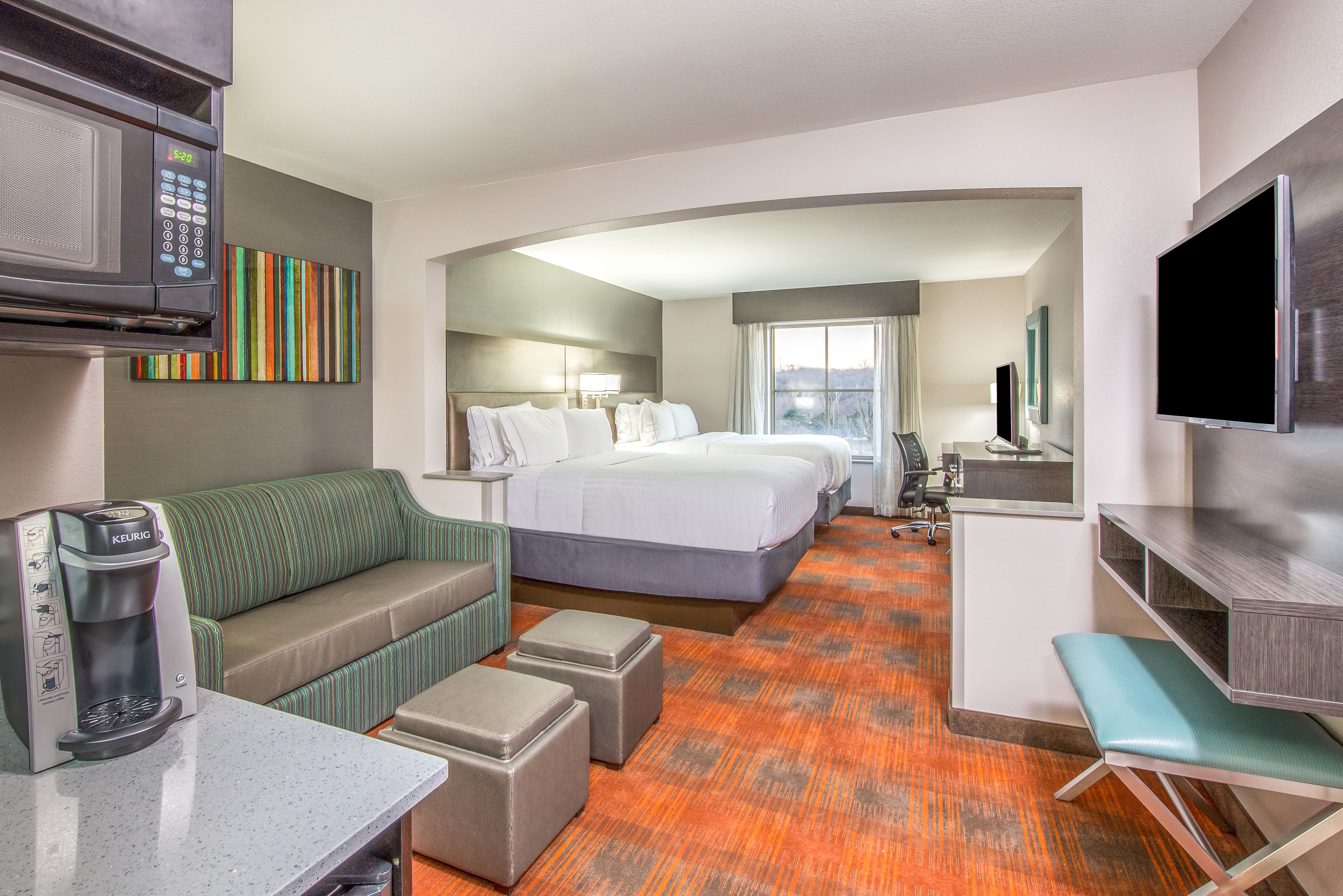Holiday Inn Express & Suites Shawnee Kansas City West
