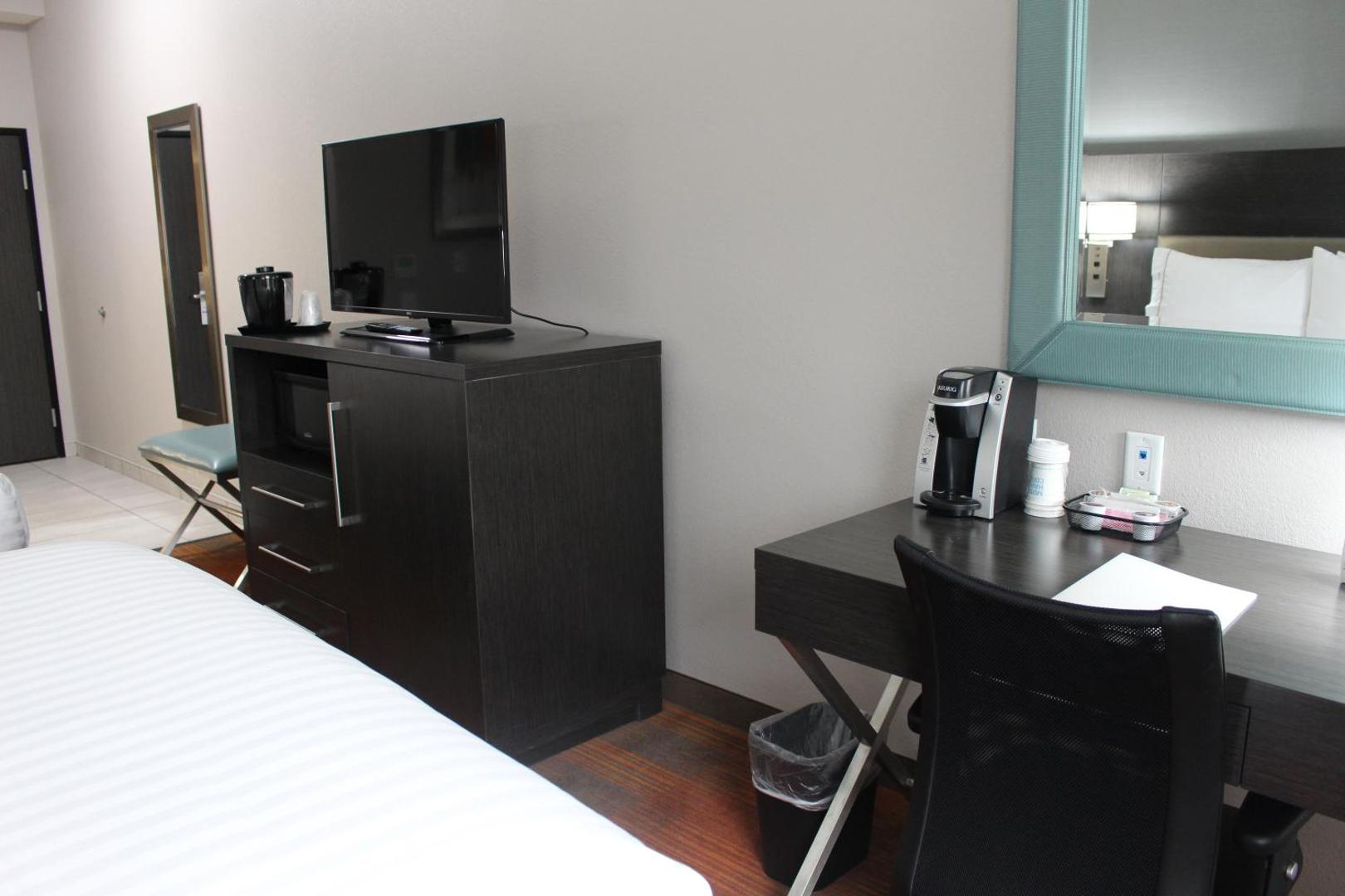 Holiday Inn Express & Suites Shawnee Kansas City West