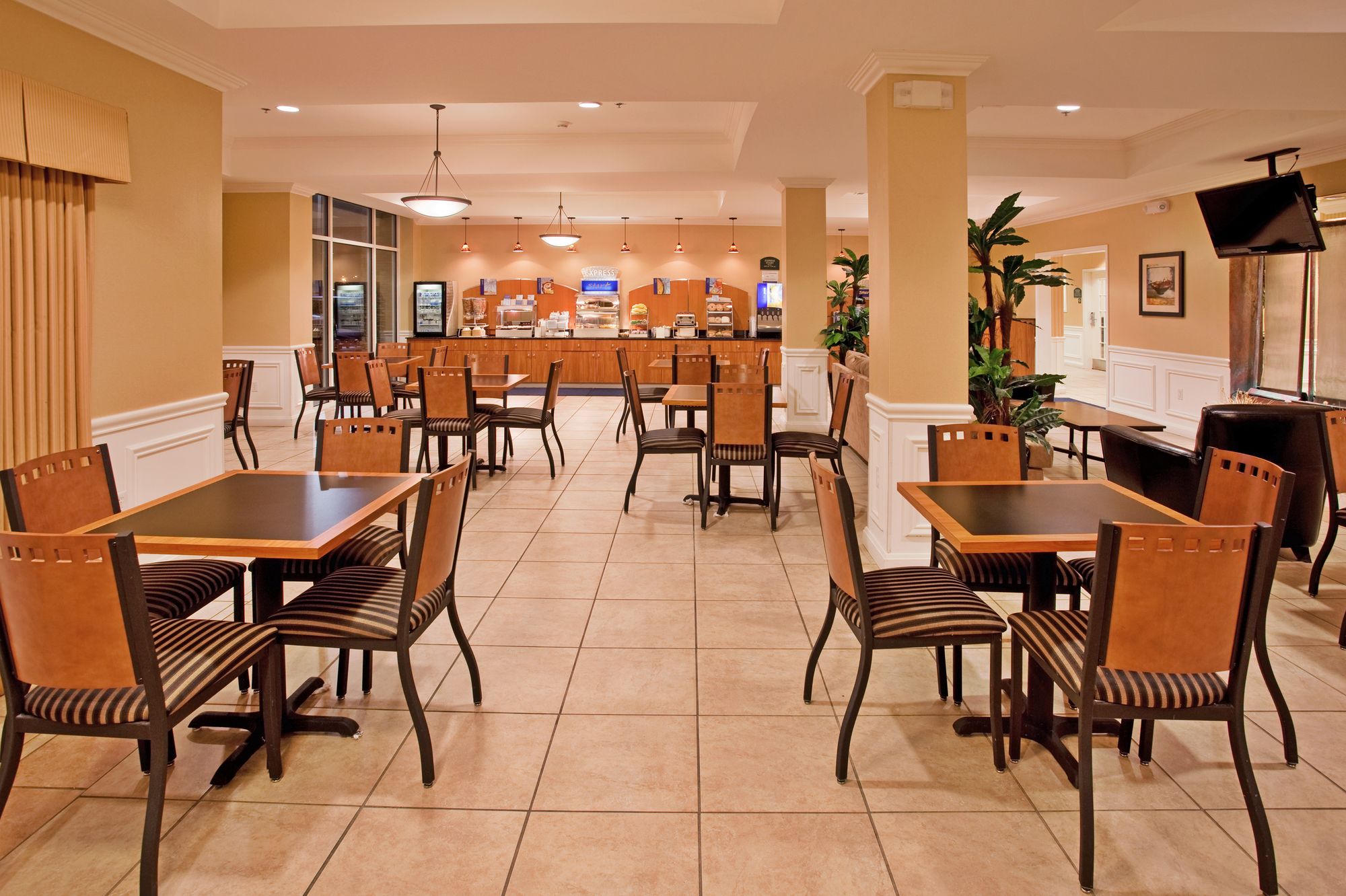 Holiday Inn Express Hotel & Suites Wichita Airport