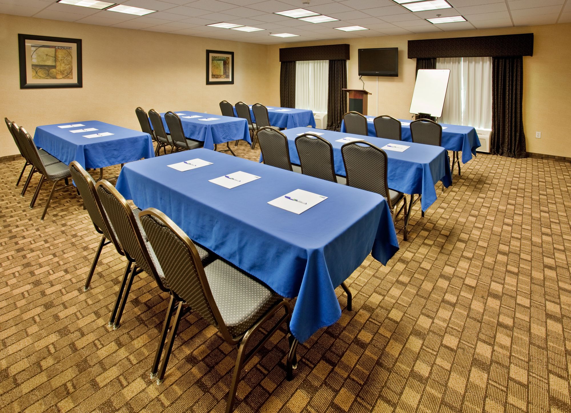 Holiday Inn Express Hotel & Suites Wichita Airport