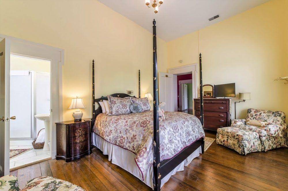 Bourbon Manor Bed and Breakfast
