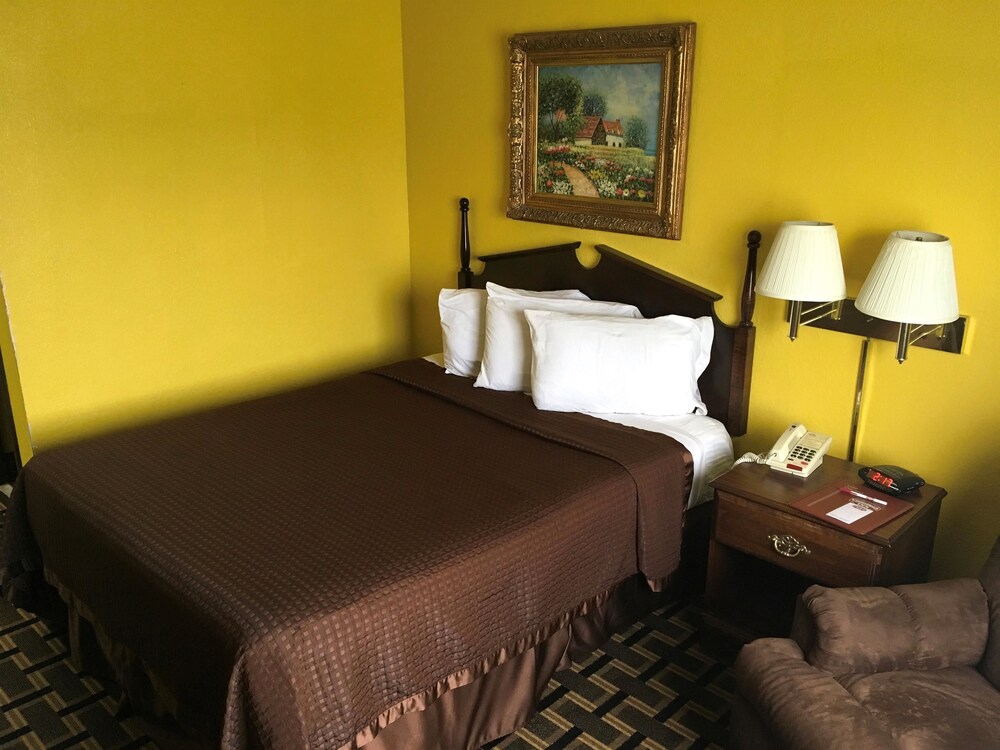 Country Hearth Inn & Suites Bowling Green