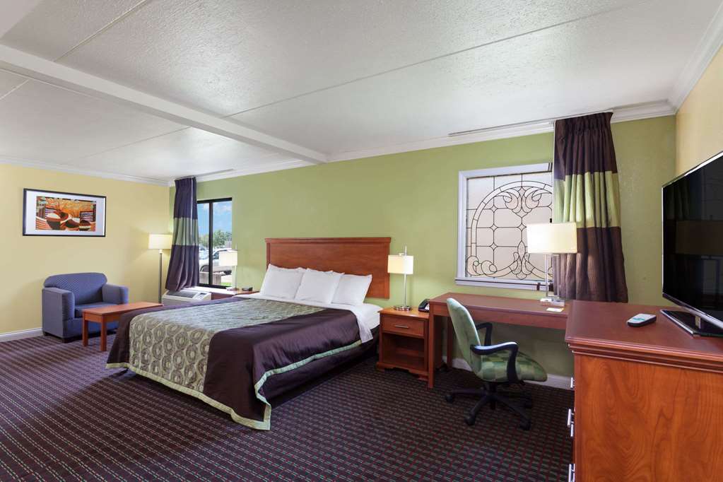 Days Inn by Wyndham Bowling Green