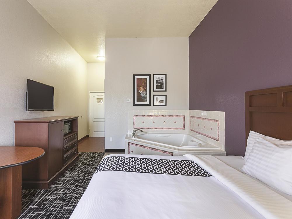 La Quinta Inn & Suites by Wyndham Bowling Green