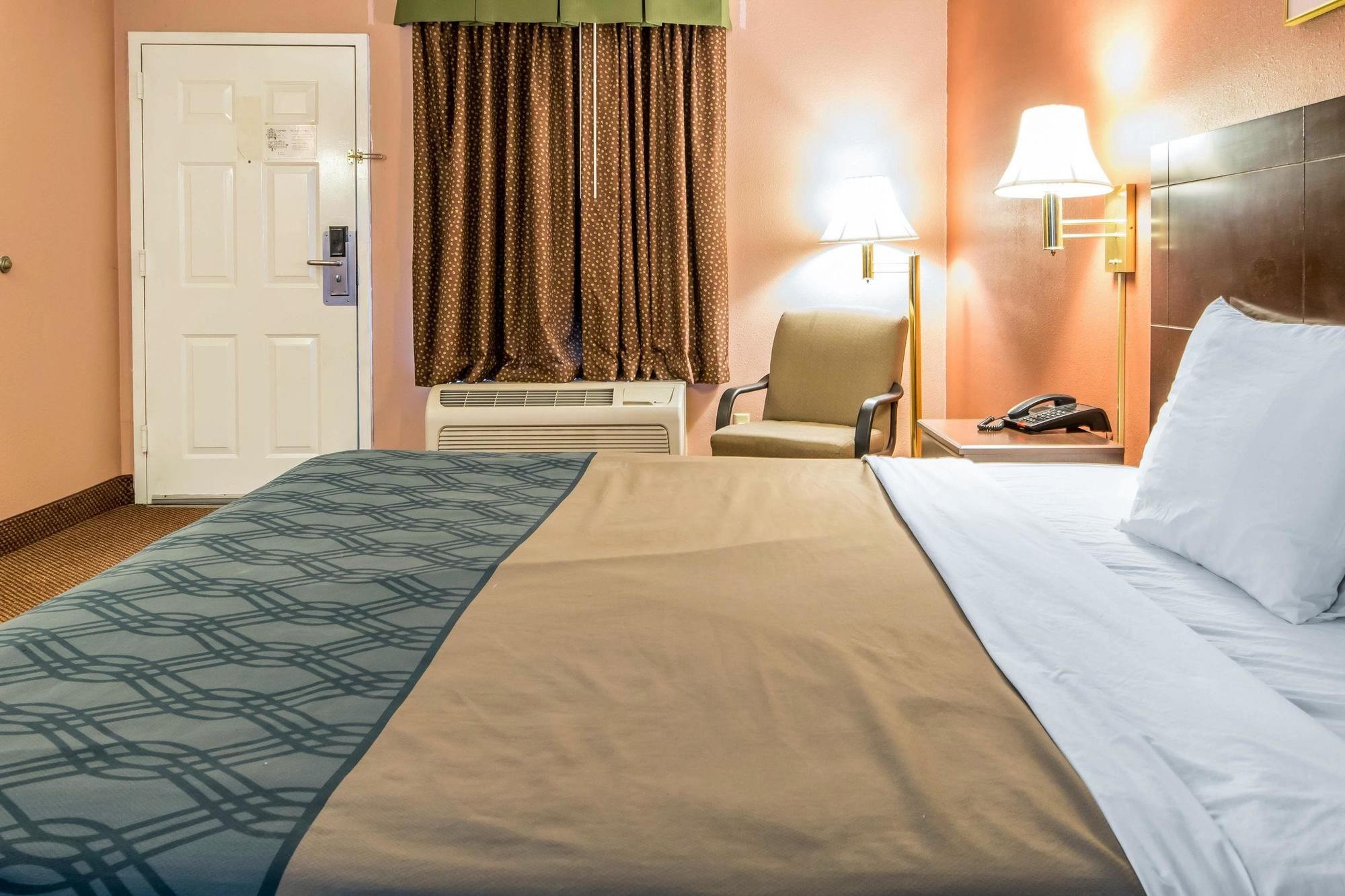 Econo Lodge Inn & Suites I-65