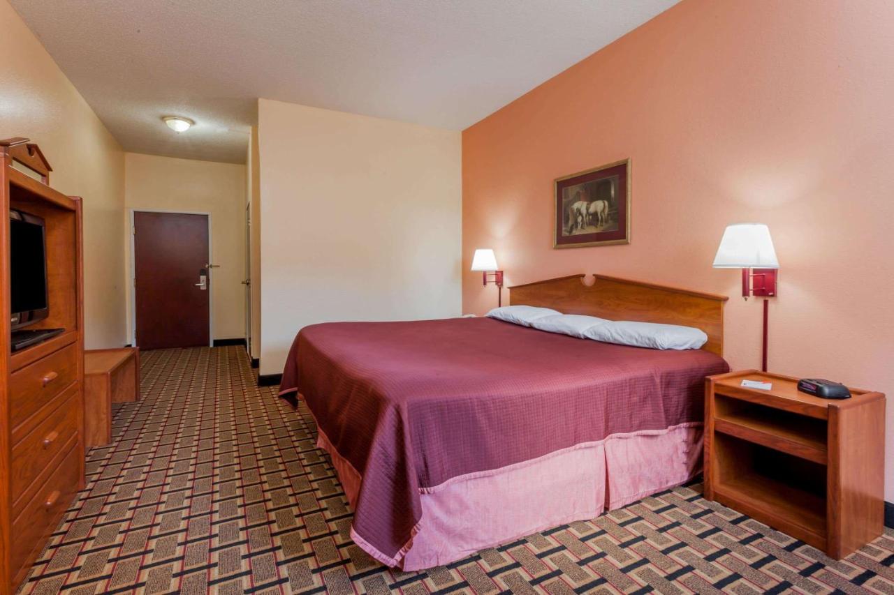 Howard Johnson by Wyndham Airport