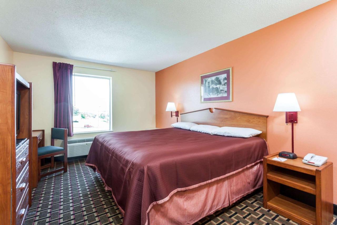 Howard Johnson by Wyndham Airport