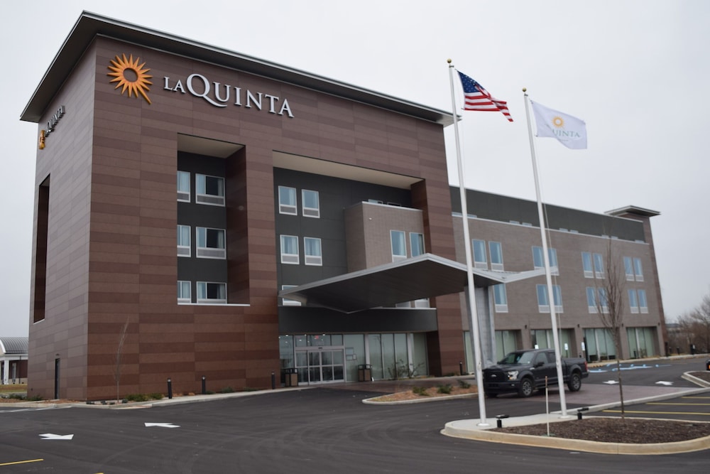 La Quinta Inn & Suites by Wyndham Louisville NE/Old Henry Rd