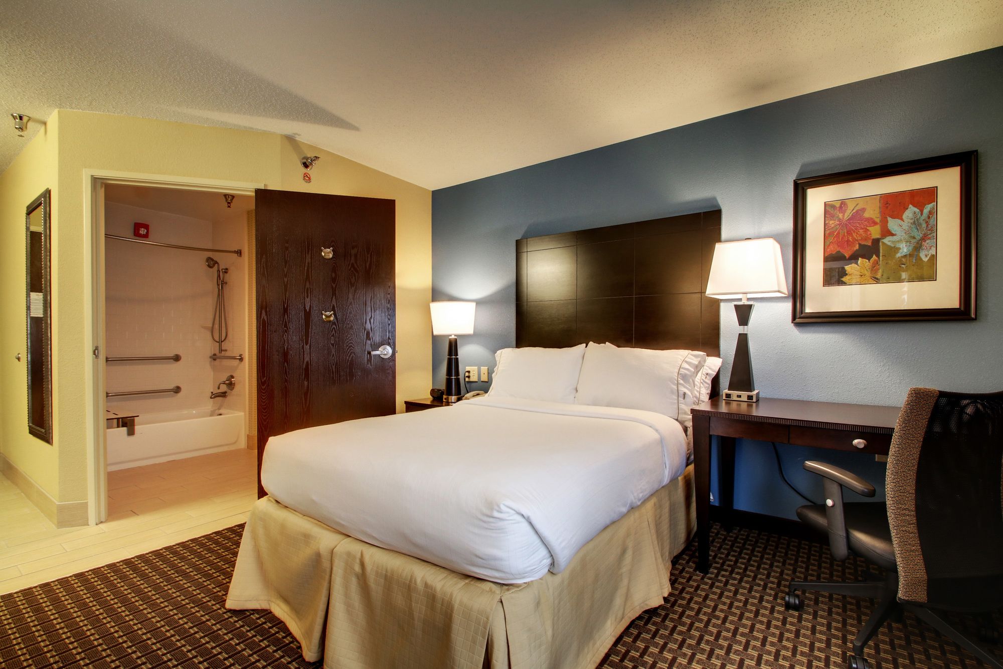 Holiday Inn Express Fort Campbell - Oak Grove