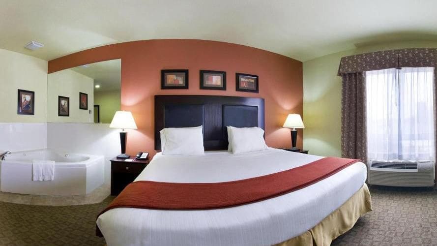 Holiday Inn Express Hotel & Suites Alexandria