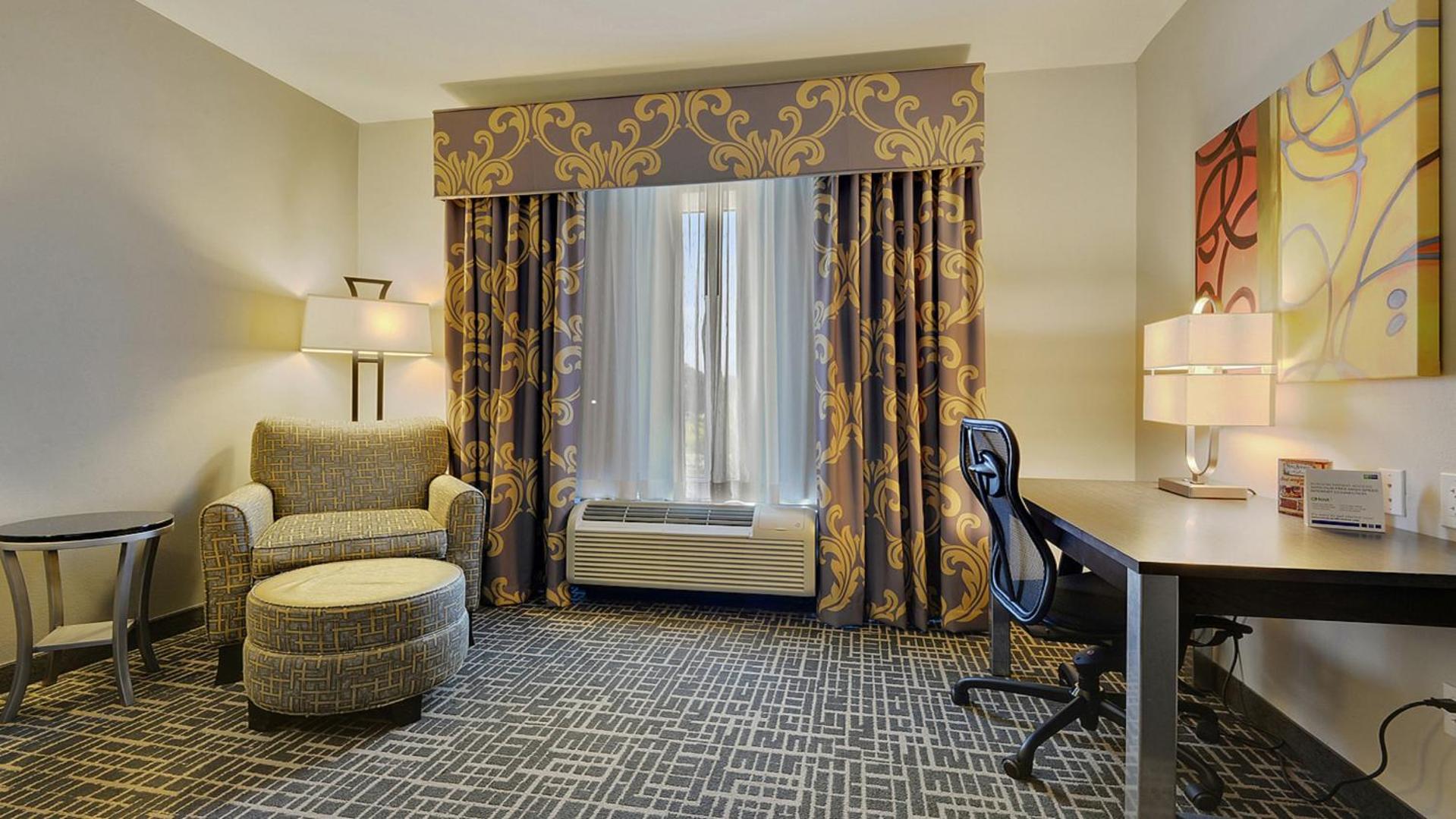 Holiday Inn Express & Suites Gonzales