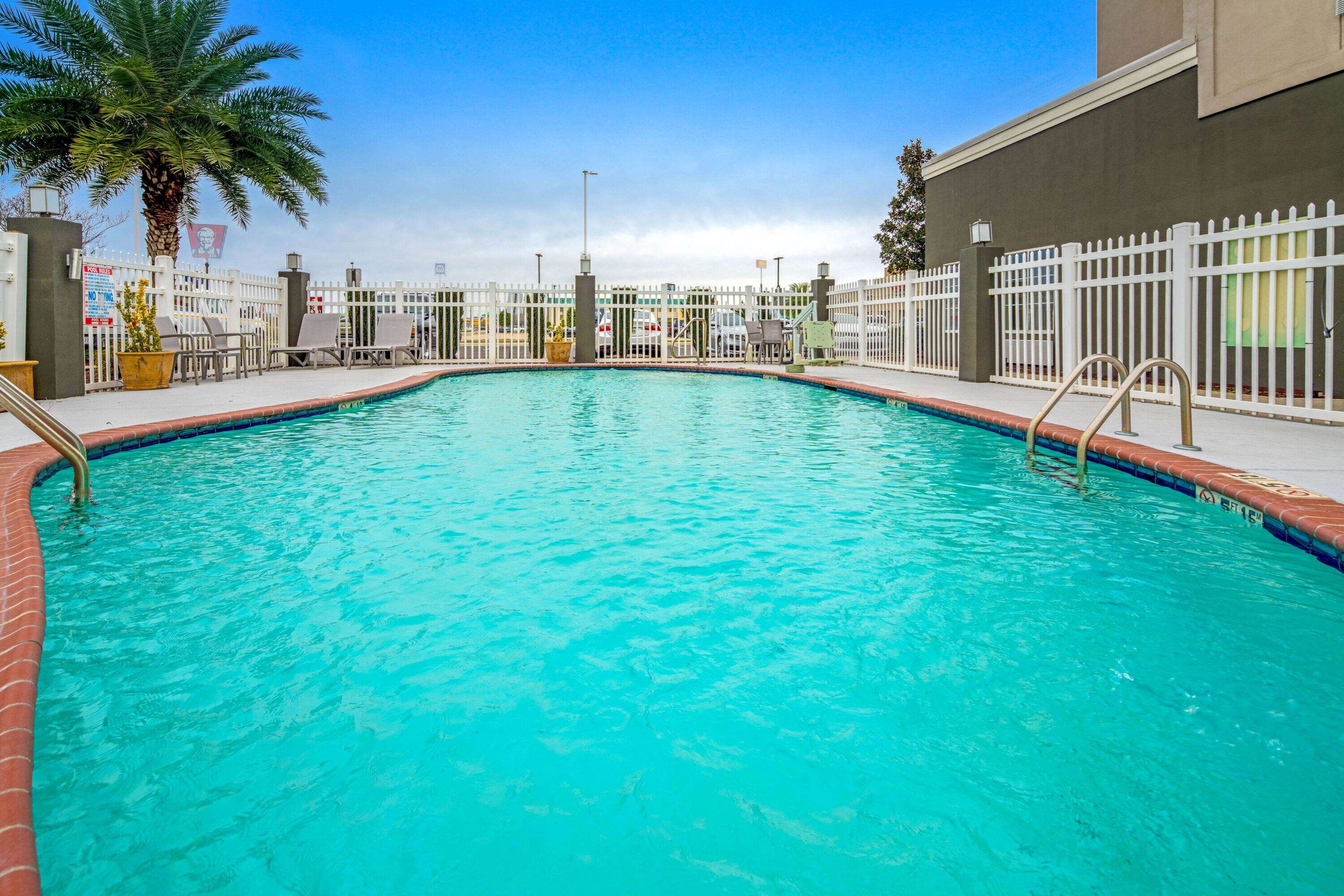 La Quinta Inn & Suites by Wyndham Gonzales LA