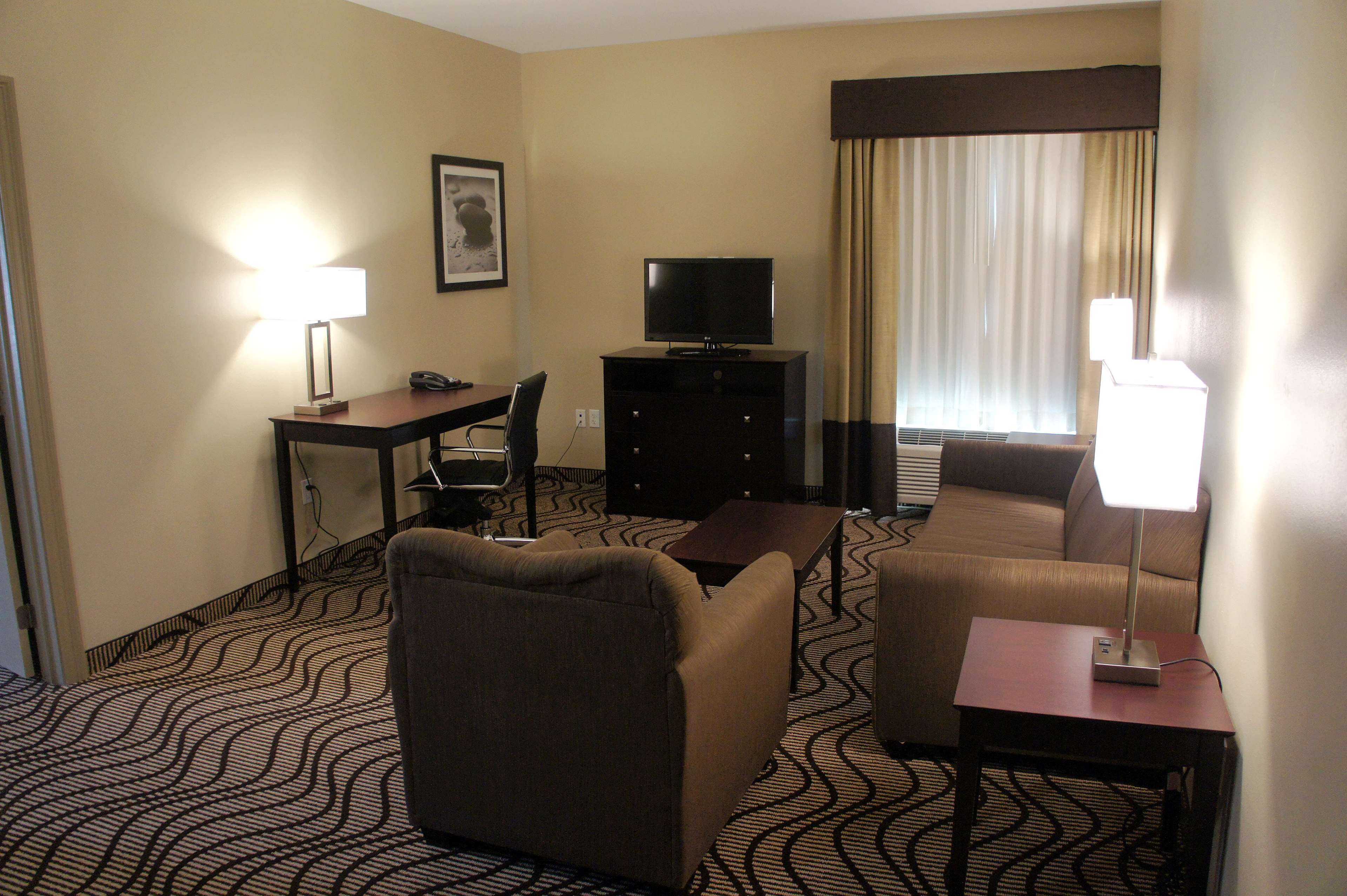 La Quinta Inn & Suites by Wyndham Gonzales LA