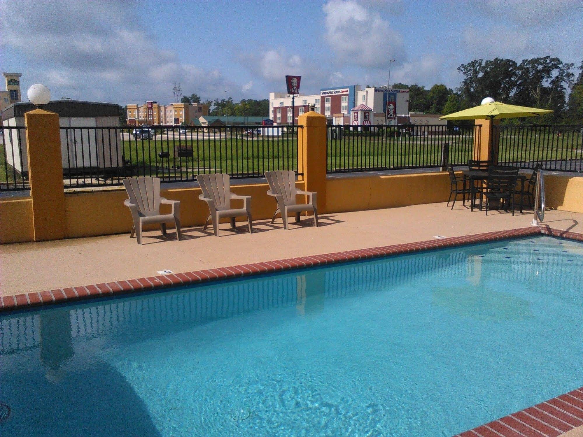 Quality Inn & Suites Near Tanger Outlet Mall