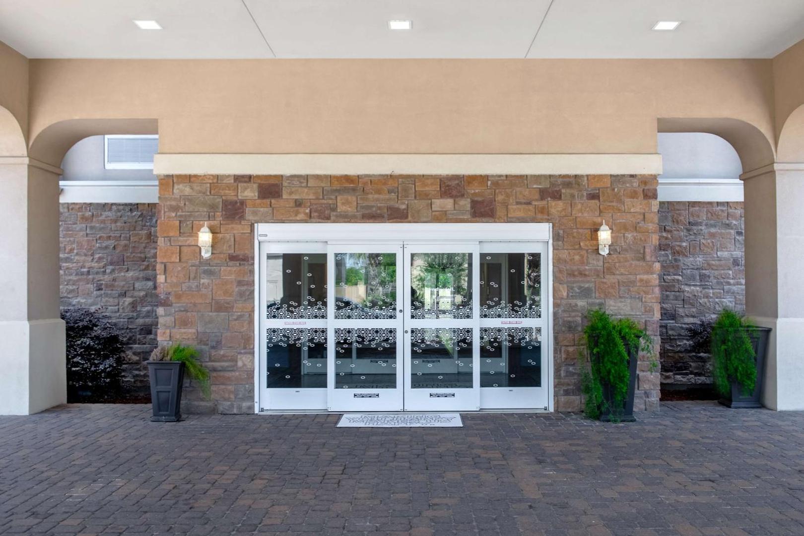 Hampton Inn & Suites Harvey
