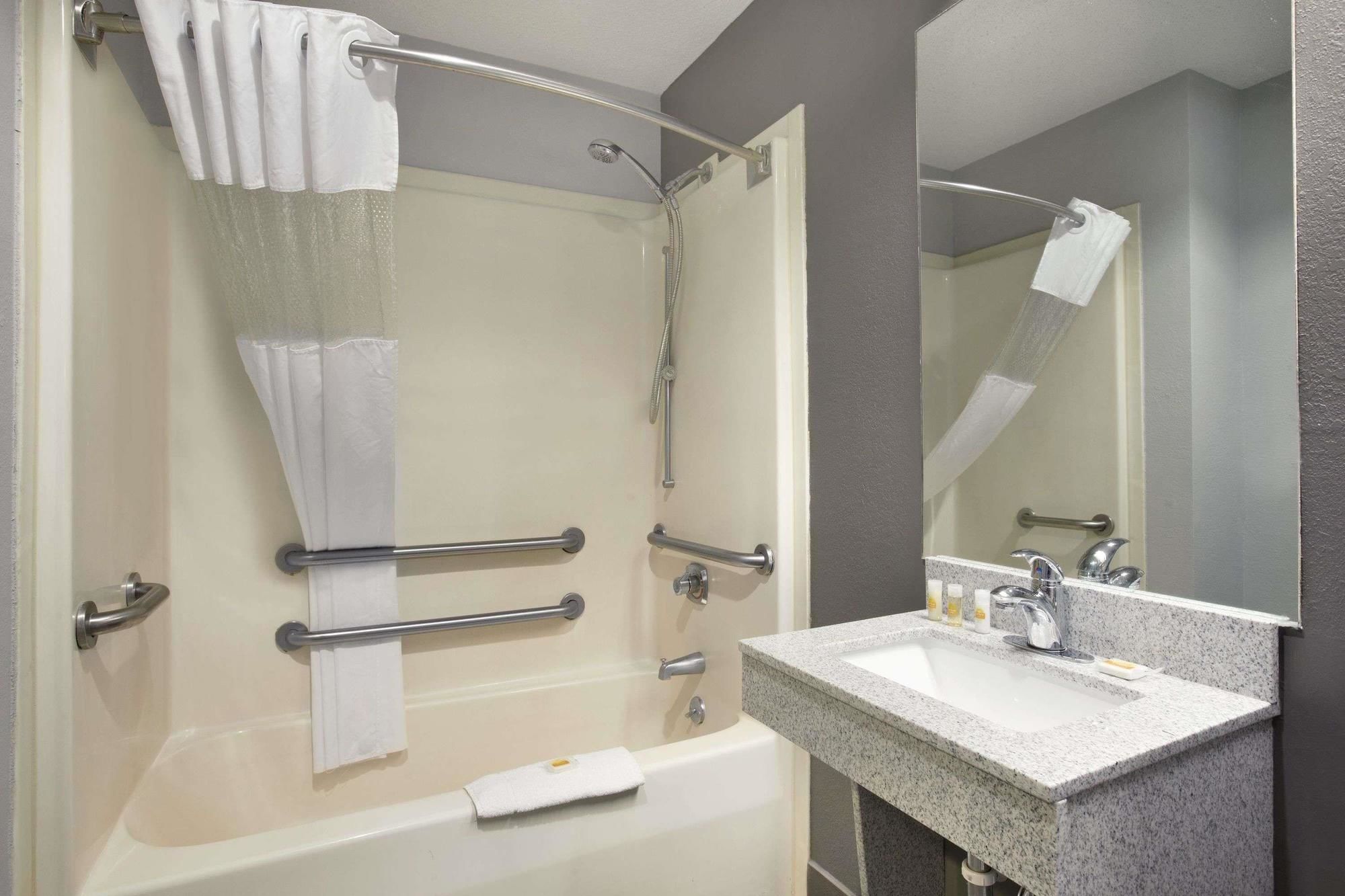 Hotel Kinder Express Near Coushatta Resort