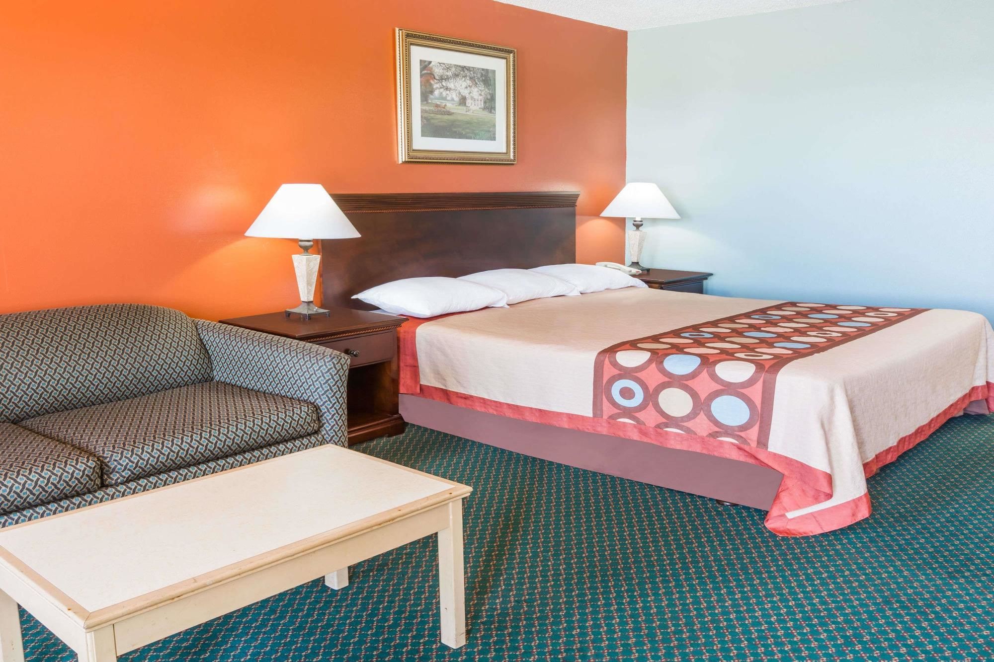 Super 8 by Wyndham Kinder LA