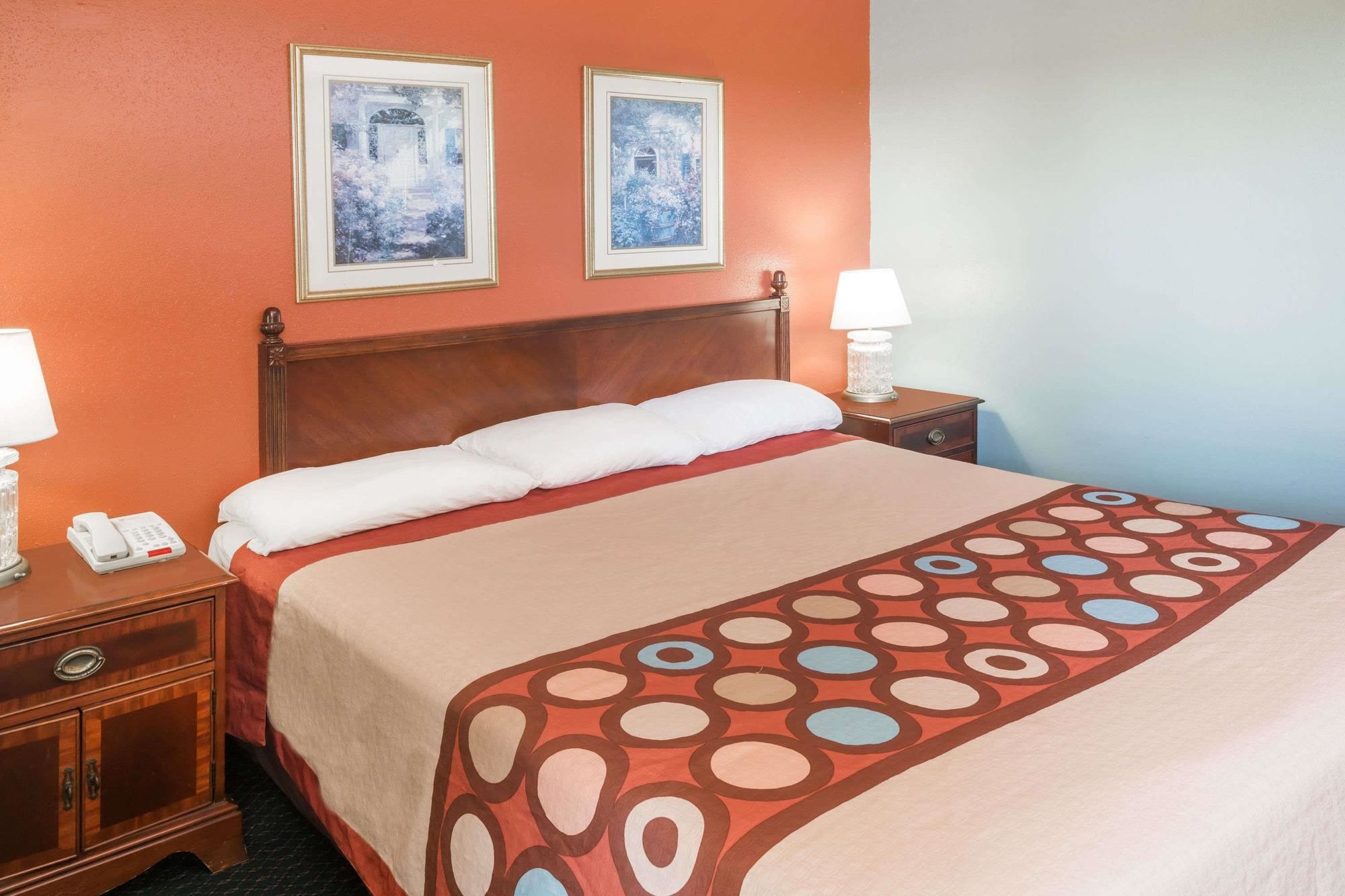 Super 8 by Wyndham Kinder LA