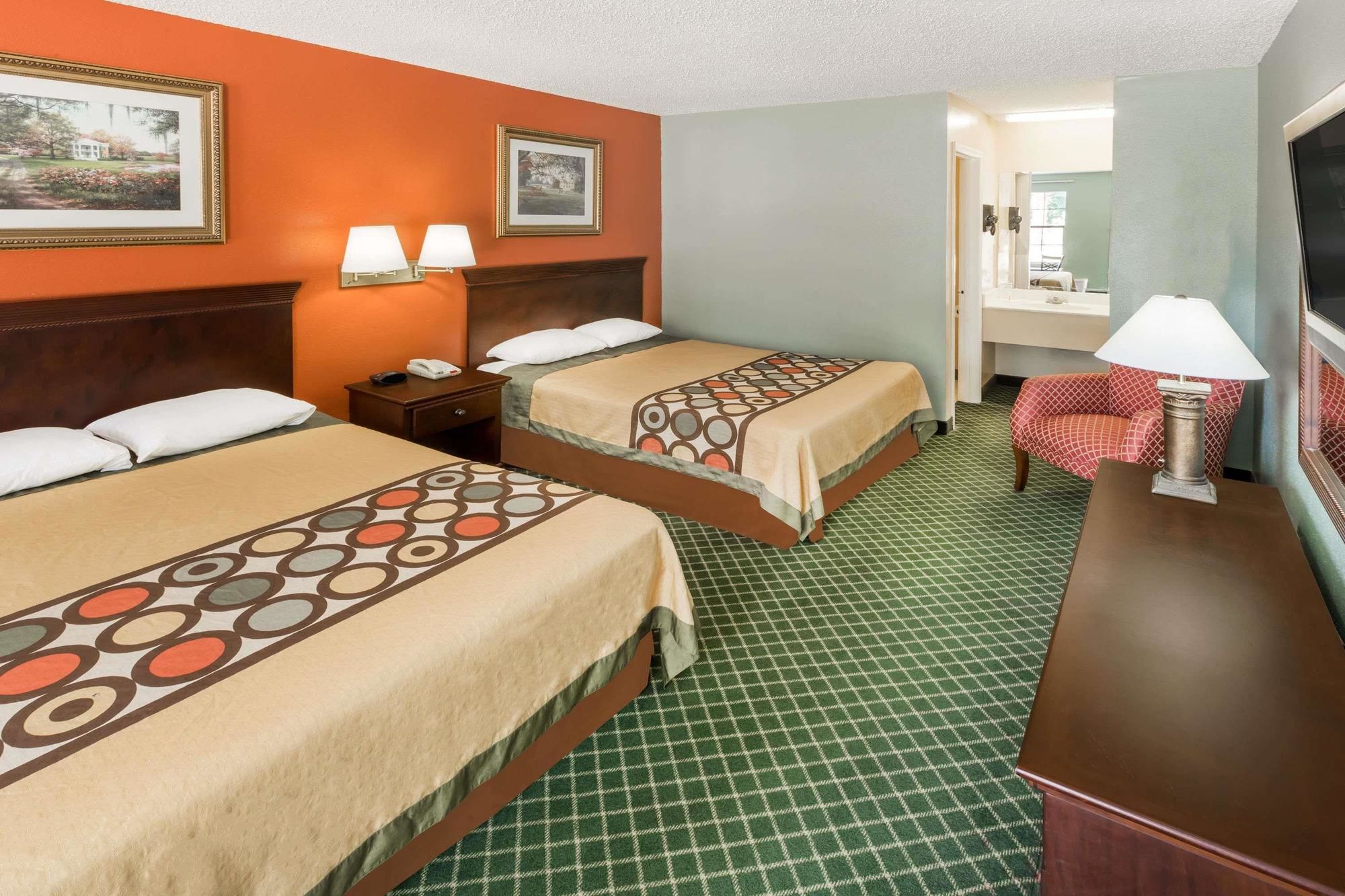 Super 8 by Wyndham Kinder LA