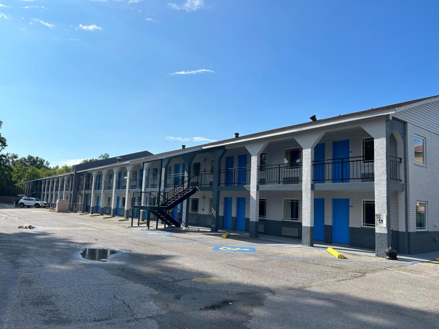Super 7 Inn