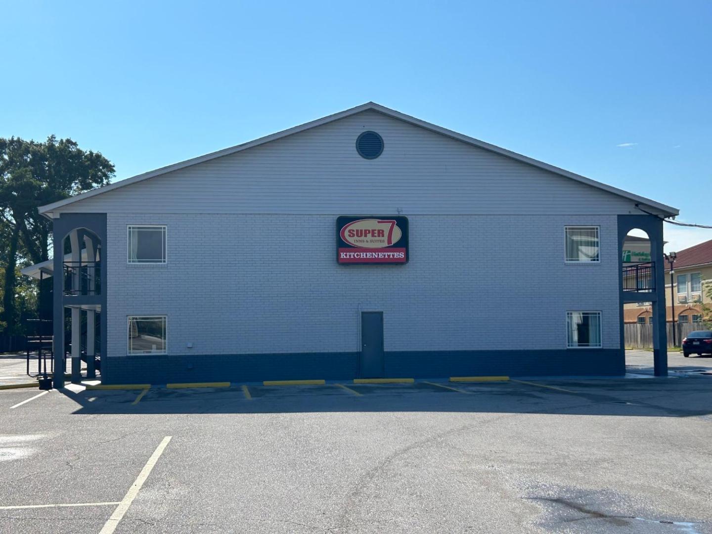 Super 7 Inn