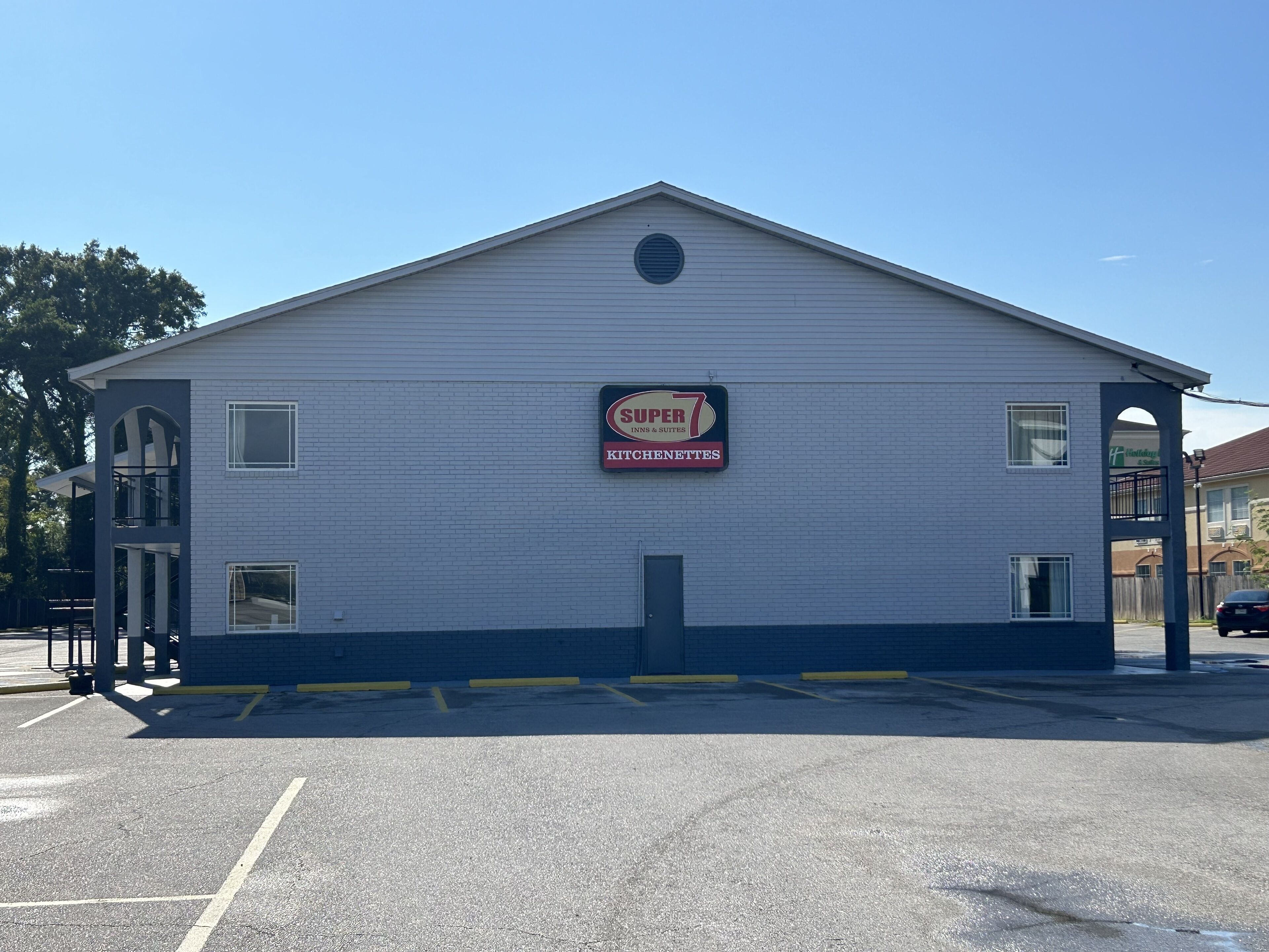 Super 7 Inn