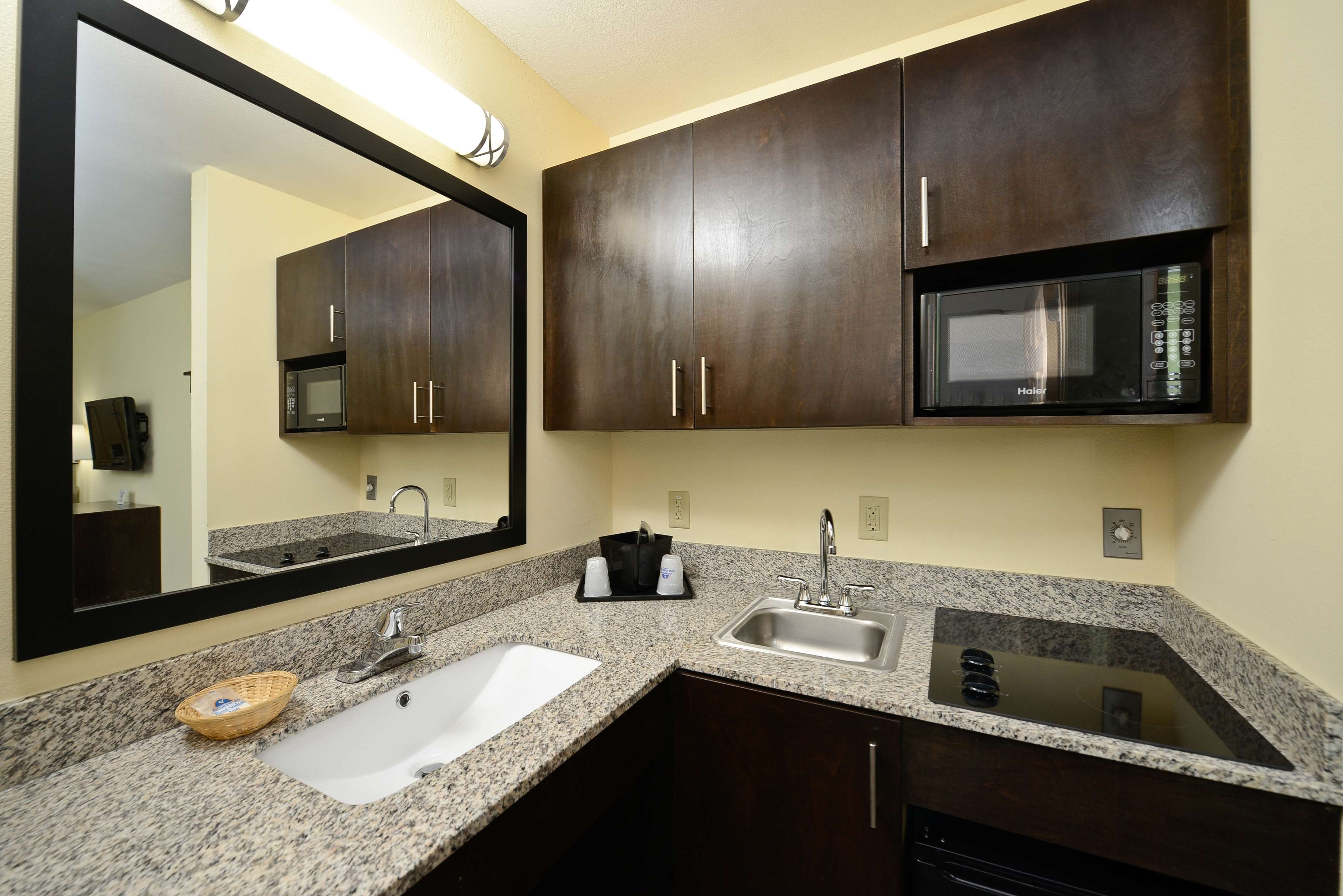 Americas Best Value Inn & Suites - Lake Charles / I-210 Exit 11