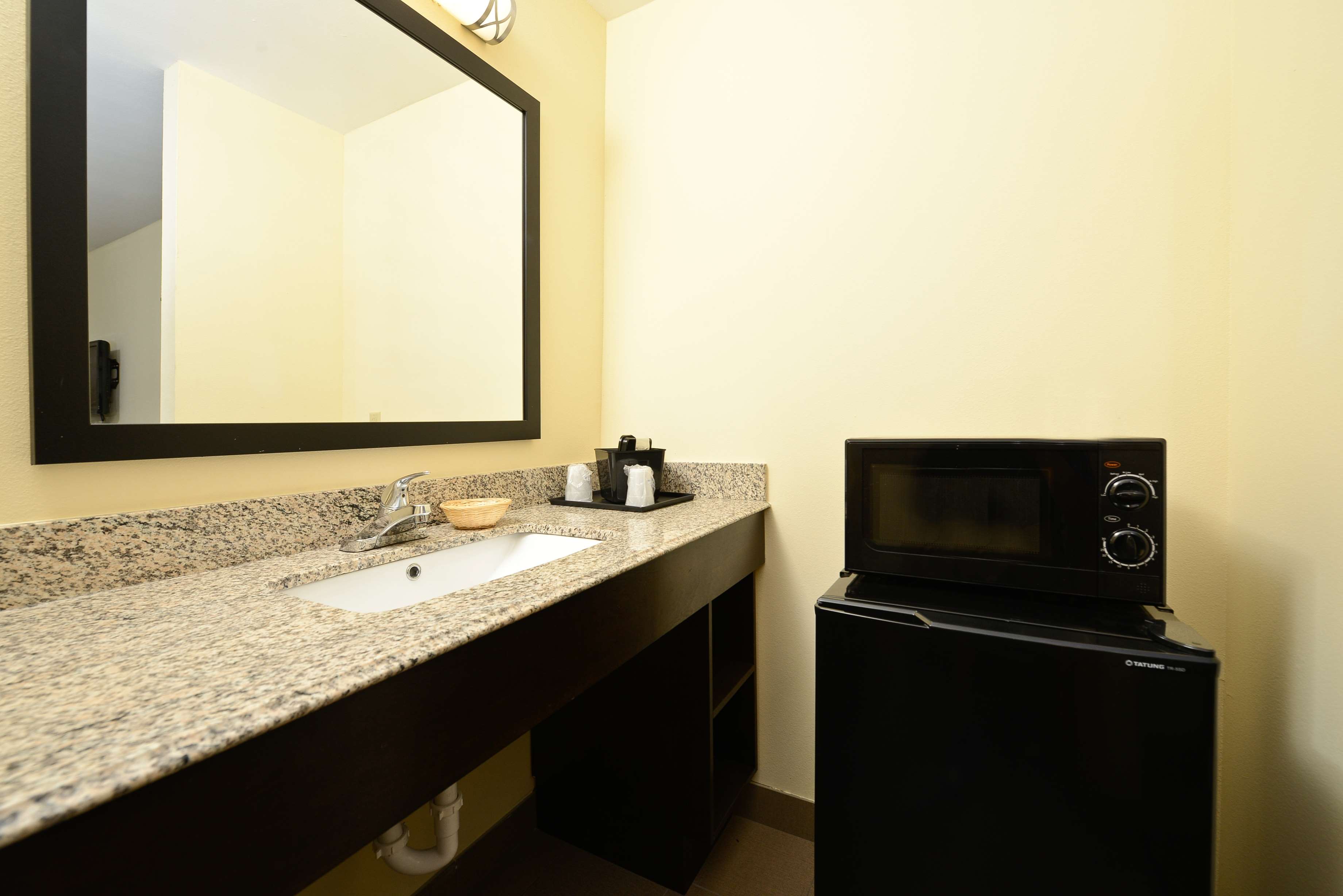Americas Best Value Inn & Suites - Lake Charles / I-210 Exit 11