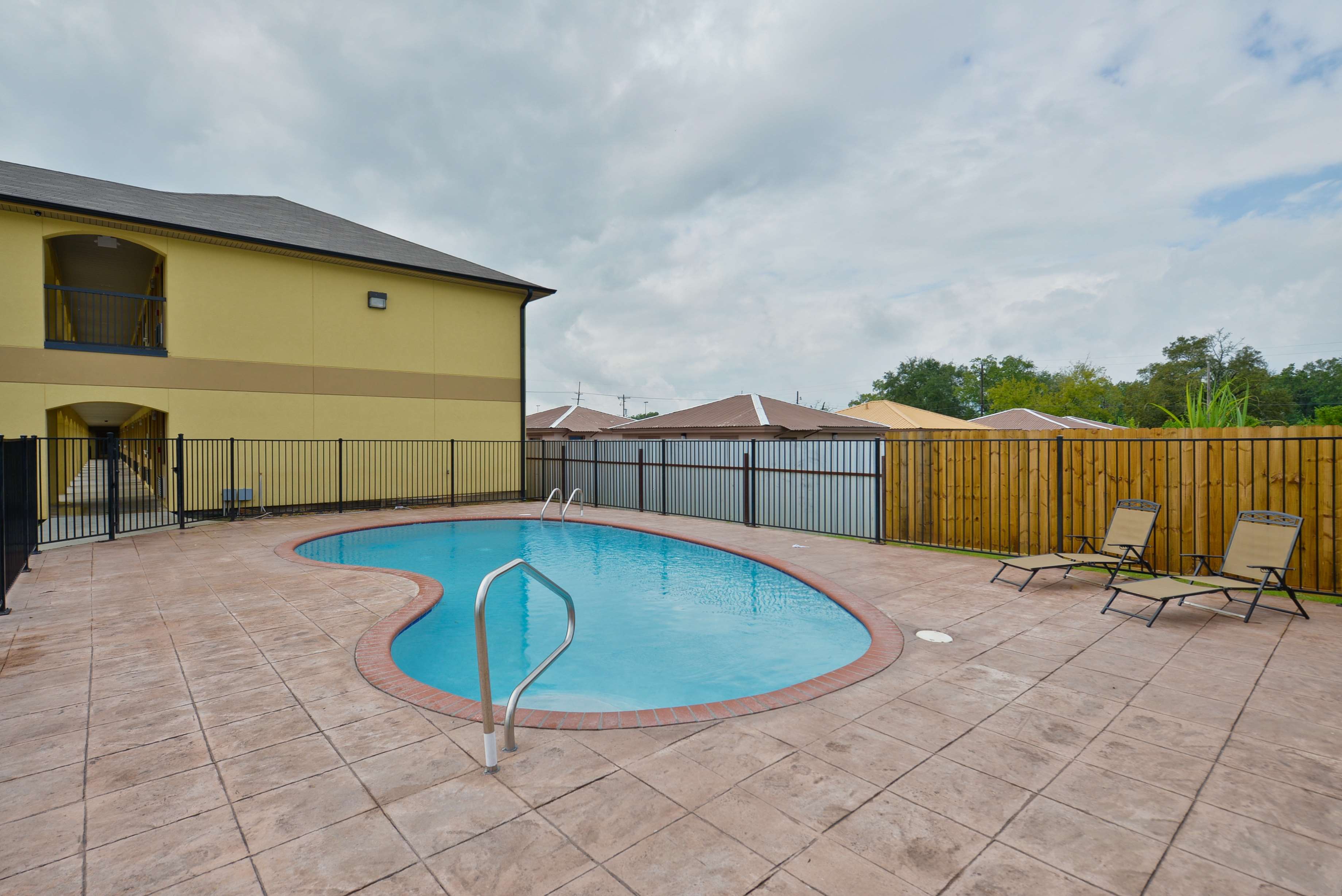 Americas Best Value Inn & Suites - Lake Charles / I-210 Exit 11